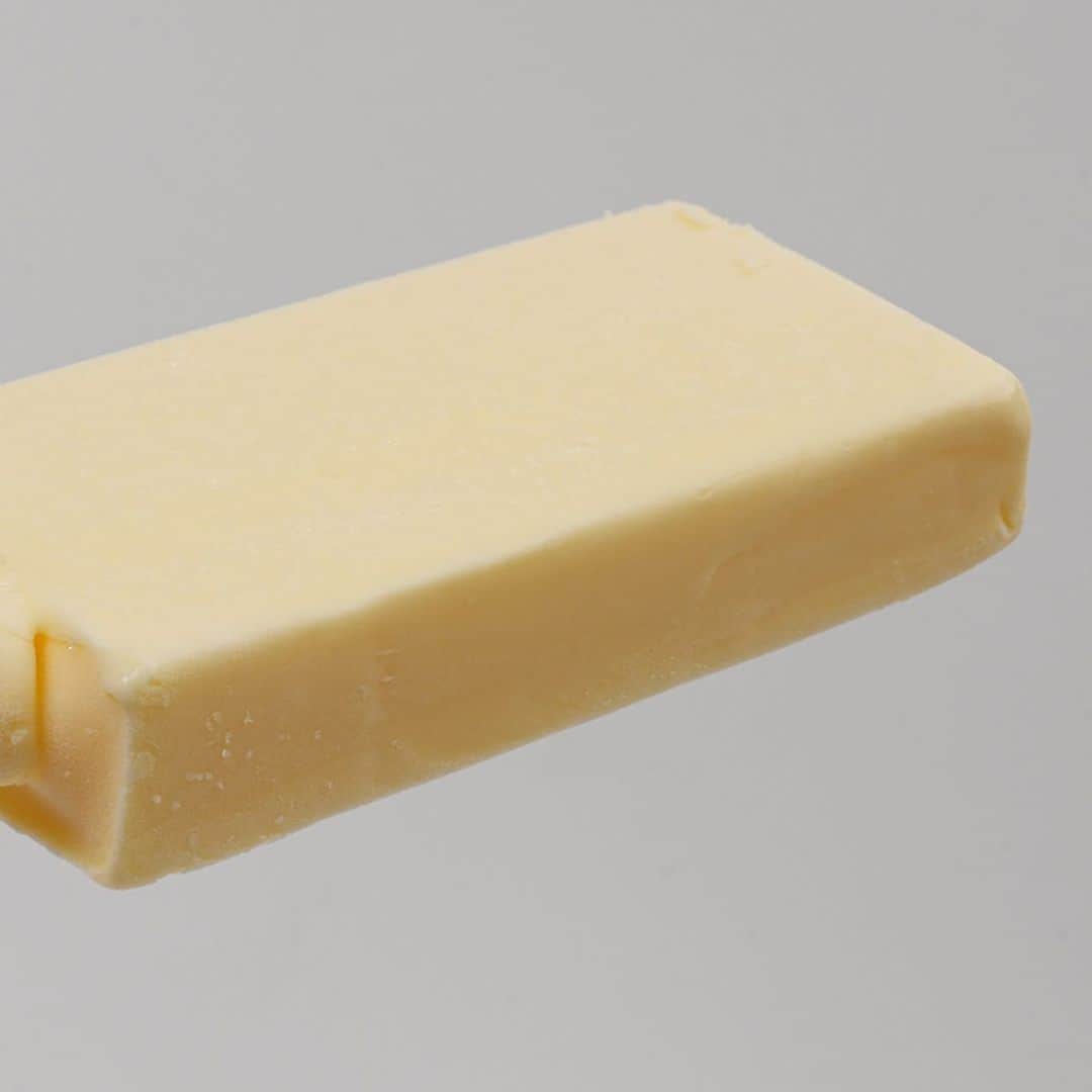 アイスマン福留さんのインスタグラム写真 - (アイスマン福留Instagram)「【鬼うま】バター量を50%増やした「かじるバターアイス」が超濃厚...。これはもう神を超えて悪魔👿のアイス。まるでバターを丸ごとかじっているような...これだけ背徳感があるのにカロリーたったの147kcal✨赤城乳業、天才か!!  #バターアイス #かじるバターアイス #バター #赤城乳業 #アイス #アイスバー #新作アイス #アイスマニア #アイスマン福留 #icecream #JapaneseIceCream #icecreamlover #icecreamtime #icecreamday #icecreamlove #icecreamporn #JapaneseIceCream #foodporn #foodie #instafood #foodstagram #yummy #yum #delicious #foodphotography」10月1日 11時15分 - iceman_ax