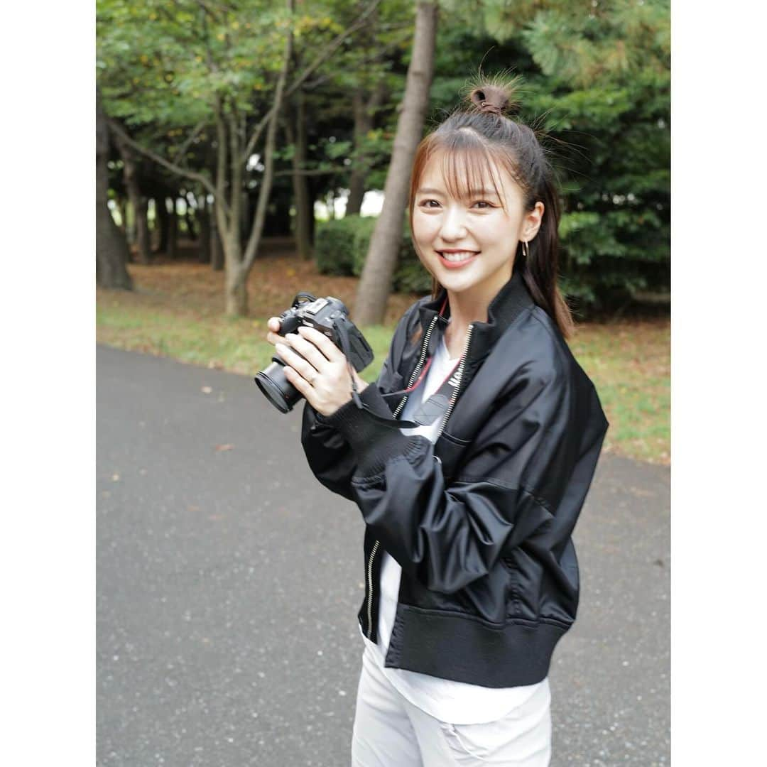 真野恵里菜さんのインスタグラム写真 - (真野恵里菜Instagram)「📷 この日はすごく暑かったけど 10月の連載に使う写真を撮ってもらうために 頑張ってブルゾンを着た日🍂 . . 今日から10月だー！ やっと暑い日々から解放されそうで嬉しい🤭 季節の変わり目だからいつも以上に体調管理気をつけないとね！ #ある日の休日 #カメラ #カメラ散歩 #カメラのある生活  #ポートレート #私服」10月1日 11時15分 - erinamano_official