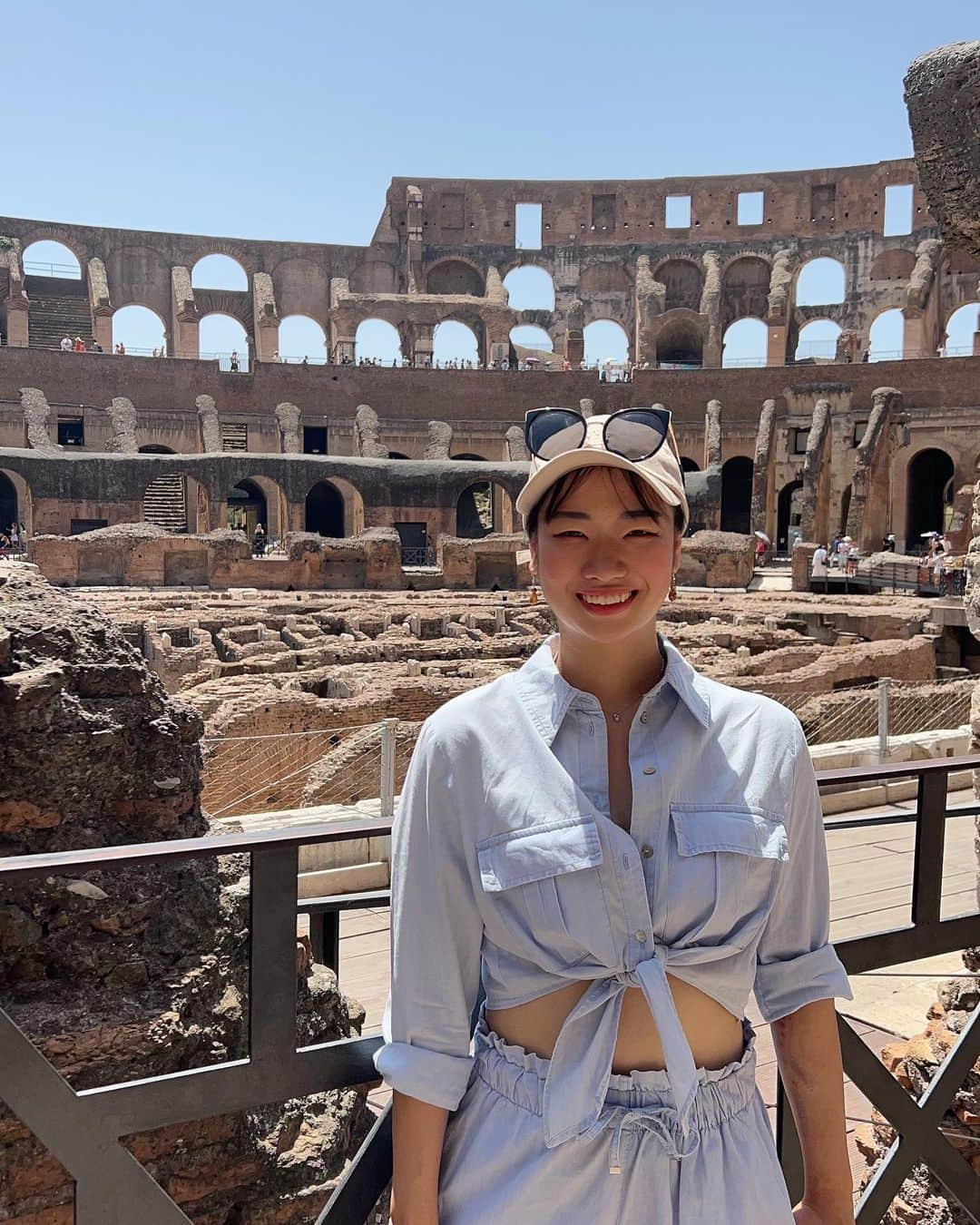 りせのインスタグラム：「📍イタリア🇮🇹ローマ  気温40℃越えで 倒れそうだった😂  🧡コロッセオ 💛真実の口 💚トレビの泉 🩵スペイン広場  行きたいところ全部行けたし 歴史も勉強できたから よかった！  イタリアはとにかく ご飯が美味しい💗  ハートのピザ可愛いし パスタもジェラートも 美味しすぎたな❤️‍🔥  トレビの泉でコイン投げたから また戻って来れるはず！  詳細はYouTubeに載ってるから ぜひローマ編見てみてね💕」