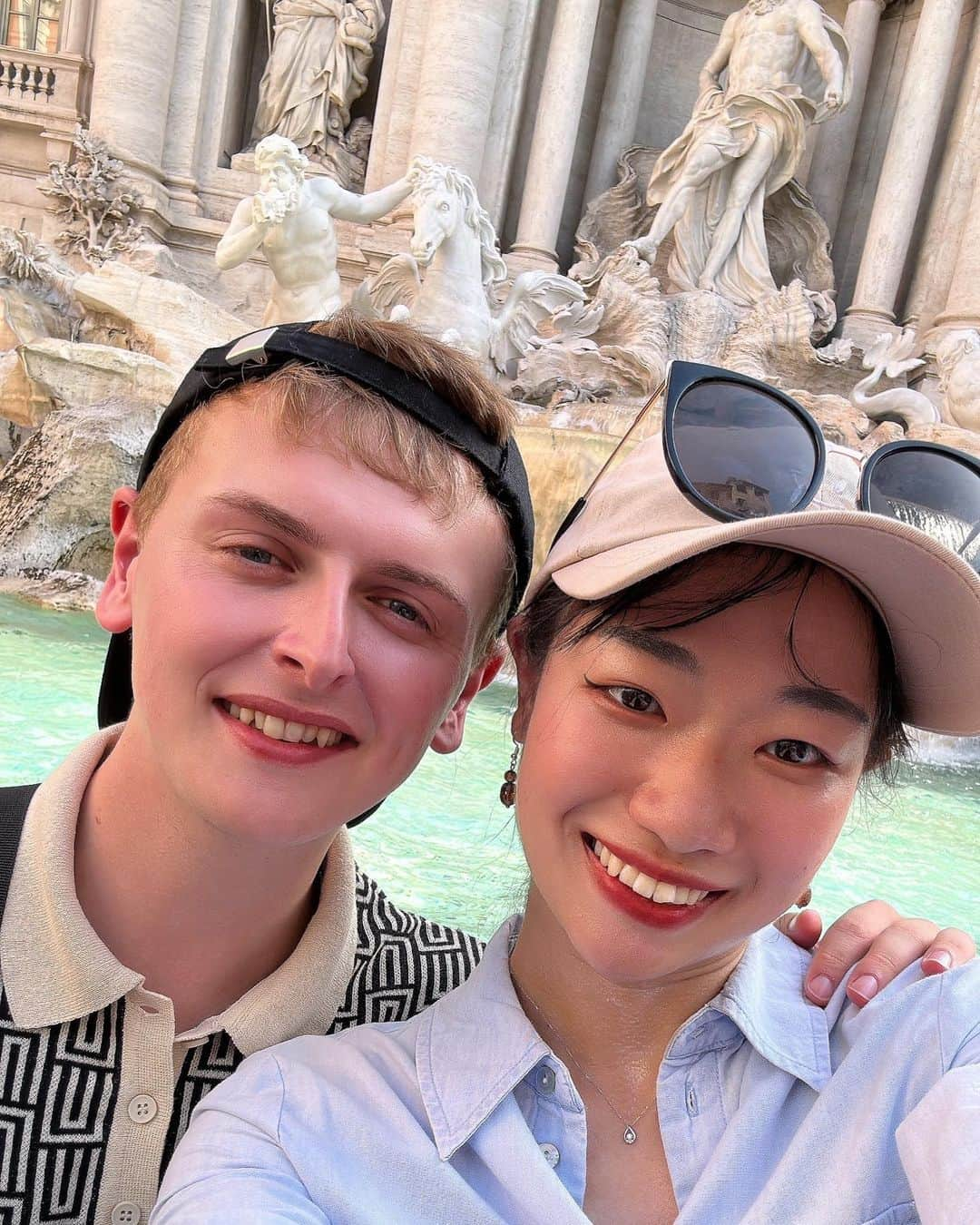 りせさんのインスタグラム写真 - (りせInstagram)「📍イタリア🇮🇹ローマ  気温40℃越えで 倒れそうだった😂  🧡コロッセオ 💛真実の口 💚トレビの泉 🩵スペイン広場  行きたいところ全部行けたし 歴史も勉強できたから よかった！  イタリアはとにかく ご飯が美味しい💗  ハートのピザ可愛いし パスタもジェラートも 美味しすぎたな❤️‍🔥  トレビの泉でコイン投げたから また戻って来れるはず！  詳細はYouTubeに載ってるから ぜひローマ編見てみてね💕」10月1日 11時11分 - 1209rise