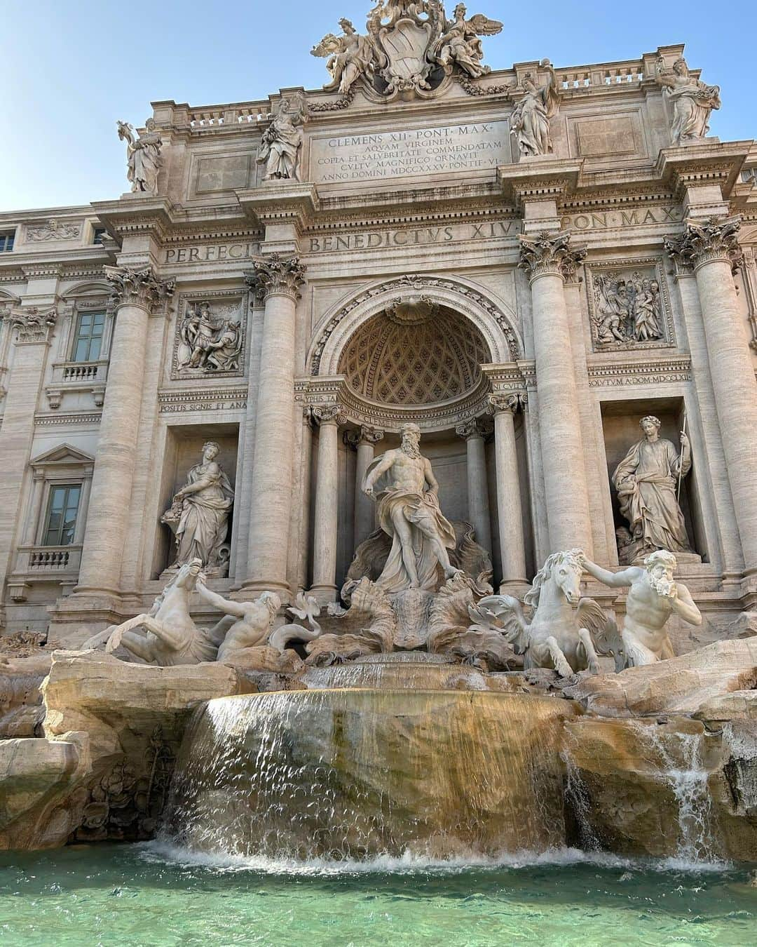 りせさんのインスタグラム写真 - (りせInstagram)「📍イタリア🇮🇹ローマ  気温40℃越えで 倒れそうだった😂  🧡コロッセオ 💛真実の口 💚トレビの泉 🩵スペイン広場  行きたいところ全部行けたし 歴史も勉強できたから よかった！  イタリアはとにかく ご飯が美味しい💗  ハートのピザ可愛いし パスタもジェラートも 美味しすぎたな❤️‍🔥  トレビの泉でコイン投げたから また戻って来れるはず！  詳細はYouTubeに載ってるから ぜひローマ編見てみてね💕」10月1日 11時11分 - 1209rise