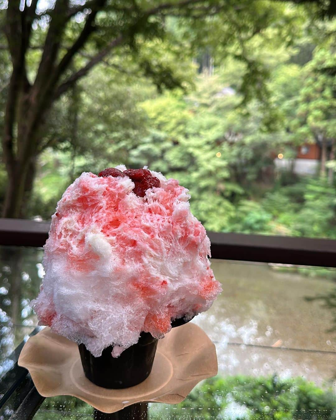 青山美郷のインスタグラム：「・ はろう10月🐇🌕 神無月。生まれ月でもあります。  今年の夏は色んな場所でかき氷食べれました。  #かき氷備忘録#神無月」