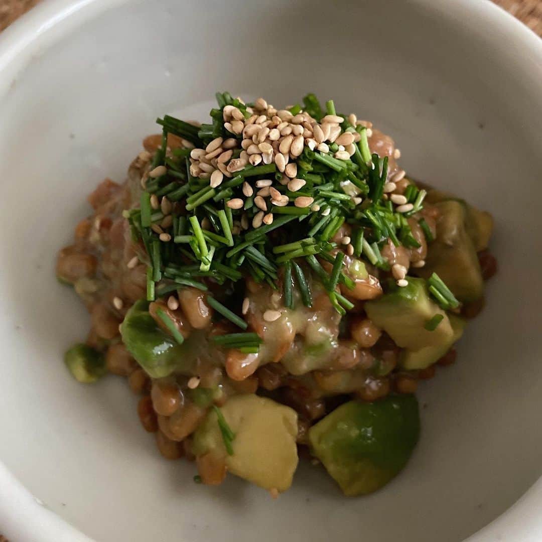 後藤しおりさんのインスタグラム写真 - (後藤しおりInstagram)「今日は定休日、明日は振替休日です。 朝からせっせと動いていたらお腹が空いたので、早めのお昼ごはん。好物の鰯の塩焼きを焼きながら、残った鰯で梅煮の作り置き。他、梅アボカド納豆、葉もの野菜と香草のサラダ、お味噌汁。去年仕込んでいた三升漬けがたまらない。  ⚫︎今日は1日なので、お取り寄せ追加日です。追加時間は20:00-21:00を予定しています。内容に関しては夕方頃に改めてお知らせいたします。」10月1日 11時14分 - shiorigoto_tou