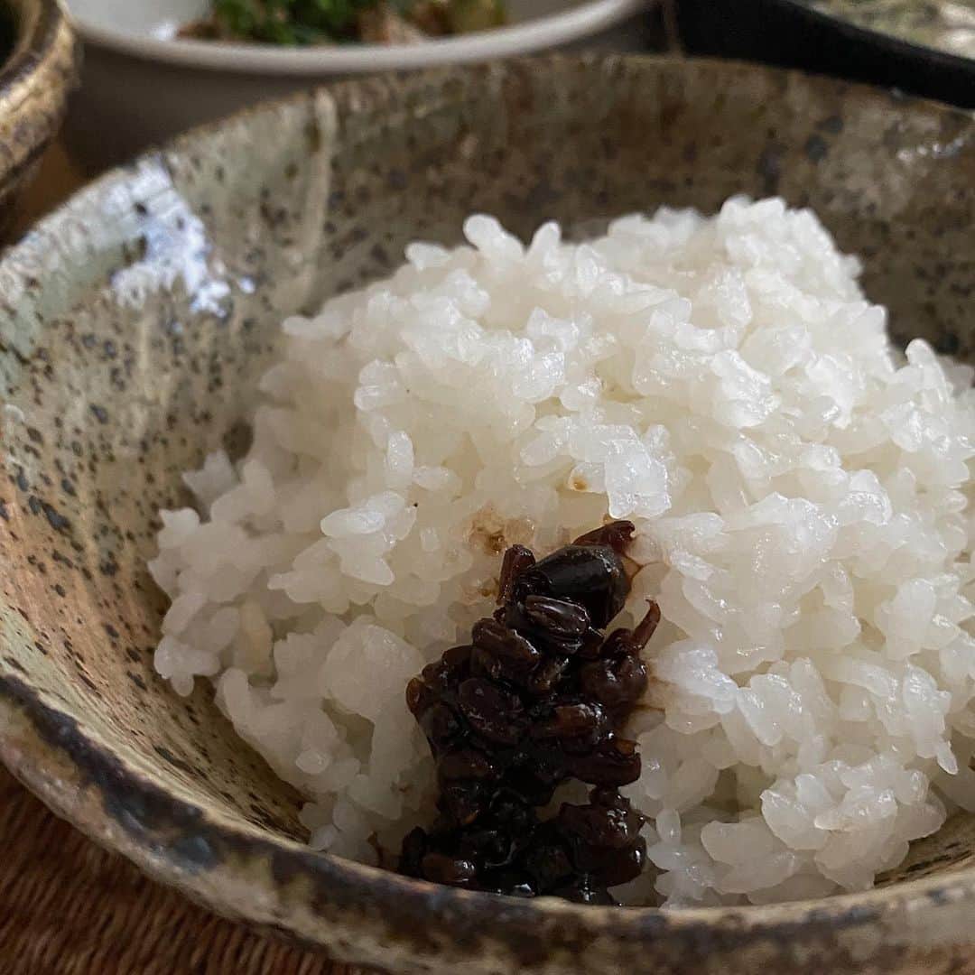 後藤しおりさんのインスタグラム写真 - (後藤しおりInstagram)「今日は定休日、明日は振替休日です。 朝からせっせと動いていたらお腹が空いたので、早めのお昼ごはん。好物の鰯の塩焼きを焼きながら、残った鰯で梅煮の作り置き。他、梅アボカド納豆、葉もの野菜と香草のサラダ、お味噌汁。去年仕込んでいた三升漬けがたまらない。  ⚫︎今日は1日なので、お取り寄せ追加日です。追加時間は20:00-21:00を予定しています。内容に関しては夕方頃に改めてお知らせいたします。」10月1日 11時14分 - shiorigoto_tou