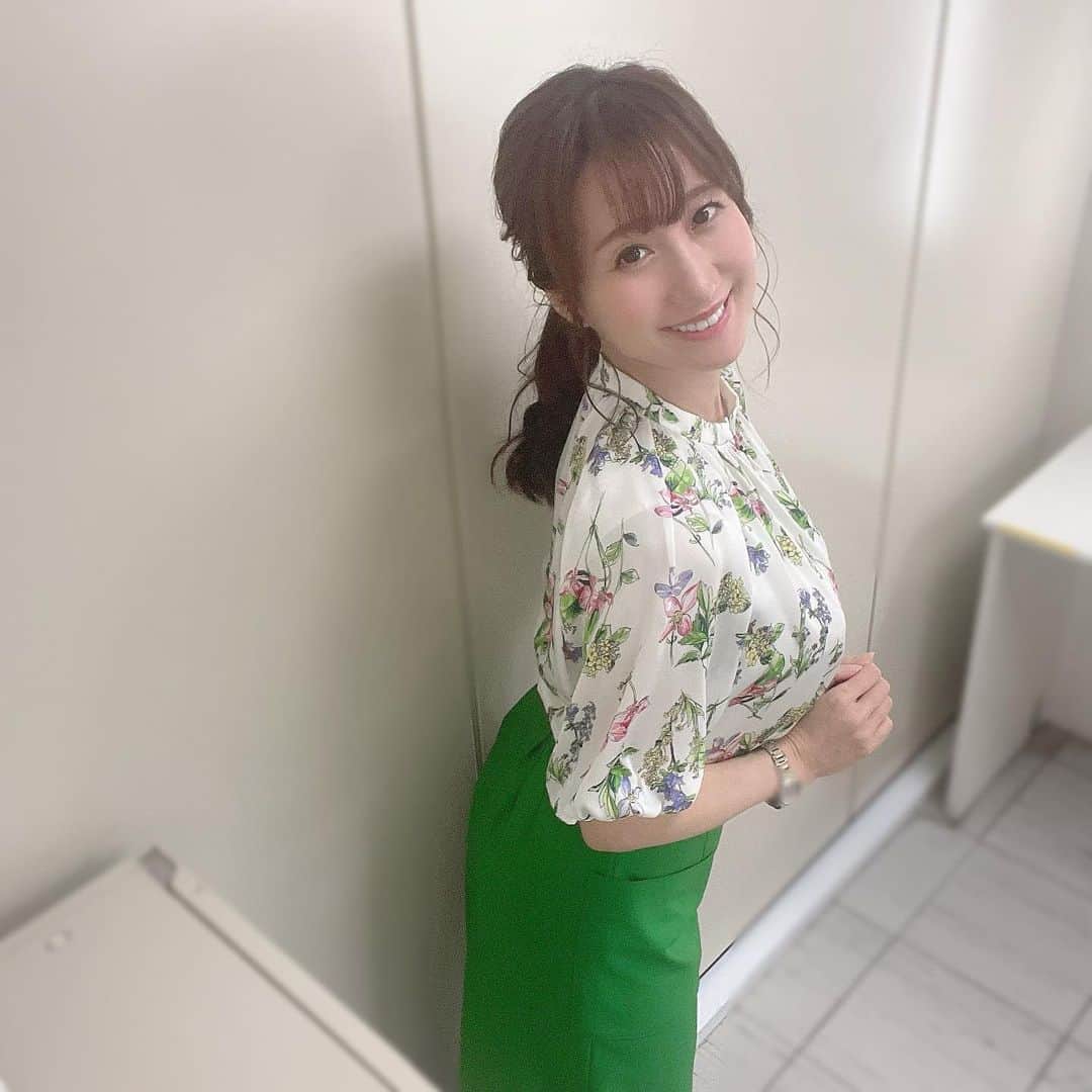 のインスタグラム：「10月最初の『マイあさ！』お聴き頂き ありがとうございました✨  今朝は気象情報だけでなく、特集の「これからのラヂオ」のコーナーにも参加させて頂きました。  リスナーの皆さんがお寄せ下さった言葉にハッとさせられたり、普段一緒に番組に携わる伝え手の皆さんの言葉に深く頷いたり…  ポジティブな反応を頂くとそれだけで心が軽くなることもあるし、ネガティブな何気ない誰かの呟きがズシっとのしかかって靴の中の小石みたいに消えないこともある。  言葉と声の表情の取り扱いにはいつでも気をつけたいと改めて思いました。  さて明日も『マイあさ！』を担当します☺️ どうぞよろしくお願いします✨  #気象予報士 #気象キャスター #weatherforecaster #기상캐스터　#氣象主播 #bs4k #週刊4Kふるさとだより #nらじ #マイあさ #smile #微笑 #미소　#senyum #मुस्कान」