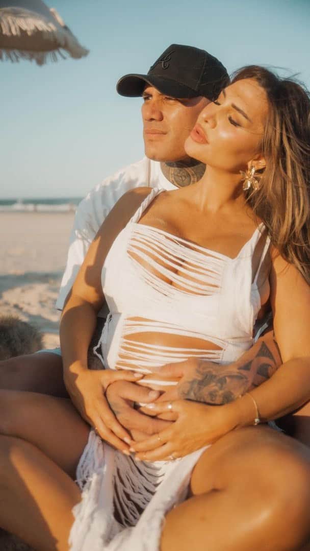 Rosanna Arkleのインスタグラム：「Here it is… It’s a baby…….. 👶🏽 What did you guess? Were you right?   Thank you  to @luxe_n_lounge_events for the amazing set up as alway and  @visionhauscreative for capturing our special day 💕💕 #genderreveal  #pregnancy #2024baby」
