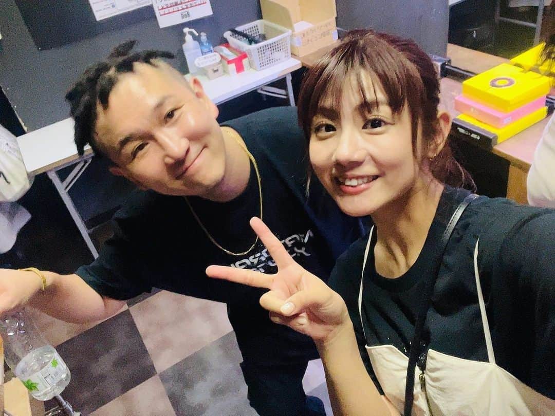 根本羽衣さんのインスタグラム写真 - (根本羽衣Instagram)「ナチュスク最高‼️  ワンくん4年ぶりの大復活、 本当におめでとうございます🦴愛と優しさと楽しさが詰まったイベント『ナチュスク』🏫  サプライズ垂れ幕、私までありがとうございます😢🎈  麺恋佐藤の油そば、美味しかったです😭🍜！  また参加できたら幸せです！したい！  ワンくん、ありがとうございます🐶  #ナチュスク #下北沢reg  #102 #スルースキルズ #ショウガールズ　 #ELBRUNCH #アリタック #侍 #NaturalRadioStation #mckj #MEGAHORN #TP #麺恋佐藤」10月1日 11時36分 - ts_uichan1002