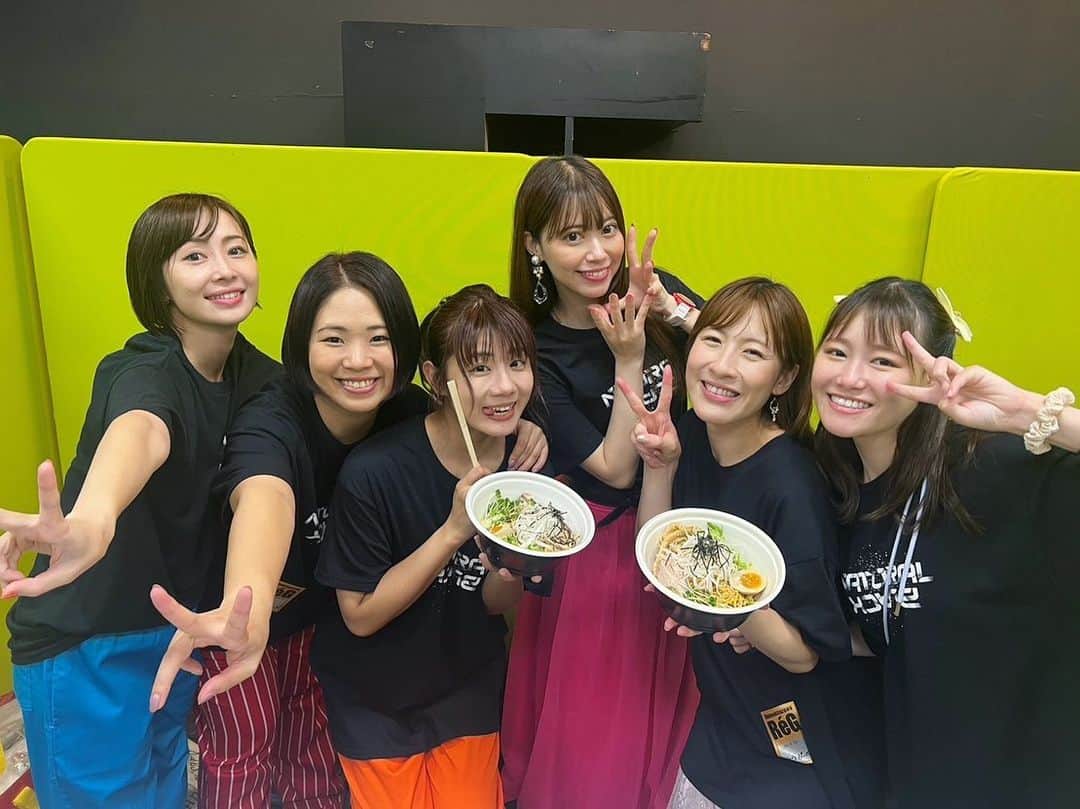 根本羽衣さんのインスタグラム写真 - (根本羽衣Instagram)「ナチュスク最高‼️  ワンくん4年ぶりの大復活、 本当におめでとうございます🦴愛と優しさと楽しさが詰まったイベント『ナチュスク』🏫  サプライズ垂れ幕、私までありがとうございます😢🎈  麺恋佐藤の油そば、美味しかったです😭🍜！  また参加できたら幸せです！したい！  ワンくん、ありがとうございます🐶  #ナチュスク #下北沢reg  #102 #スルースキルズ #ショウガールズ　 #ELBRUNCH #アリタック #侍 #NaturalRadioStation #mckj #MEGAHORN #TP #麺恋佐藤」10月1日 11時36分 - ts_uichan1002
