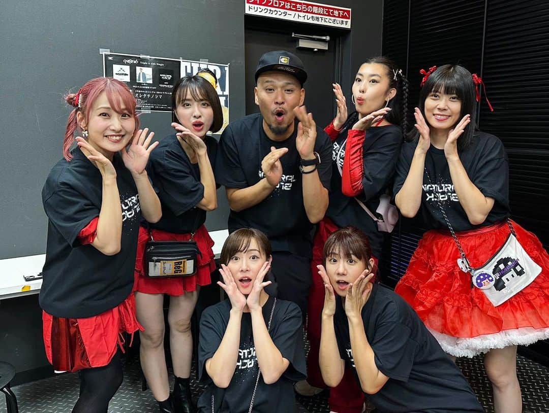 根本羽衣さんのインスタグラム写真 - (根本羽衣Instagram)「ナチュスク最高‼️  ワンくん4年ぶりの大復活、 本当におめでとうございます🦴愛と優しさと楽しさが詰まったイベント『ナチュスク』🏫  サプライズ垂れ幕、私までありがとうございます😢🎈  麺恋佐藤の油そば、美味しかったです😭🍜！  また参加できたら幸せです！したい！  ワンくん、ありがとうございます🐶  #ナチュスク #下北沢reg  #102 #スルースキルズ #ショウガールズ　 #ELBRUNCH #アリタック #侍 #NaturalRadioStation #mckj #MEGAHORN #TP #麺恋佐藤」10月1日 11時36分 - ts_uichan1002