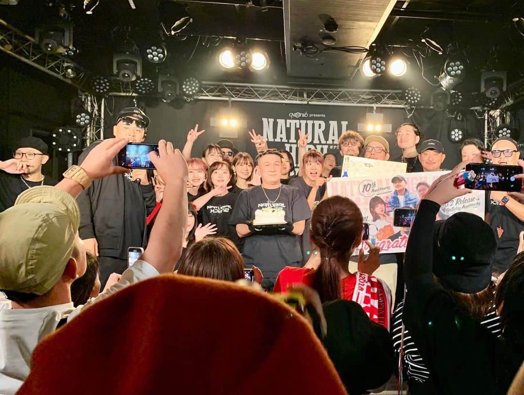 根本羽衣さんのインスタグラム写真 - (根本羽衣Instagram)「ナチュスク最高‼️  ワンくん4年ぶりの大復活、 本当におめでとうございます🦴愛と優しさと楽しさが詰まったイベント『ナチュスク』🏫  サプライズ垂れ幕、私までありがとうございます😢🎈  麺恋佐藤の油そば、美味しかったです😭🍜！  また参加できたら幸せです！したい！  ワンくん、ありがとうございます🐶  #ナチュスク #下北沢reg  #102 #スルースキルズ #ショウガールズ　 #ELBRUNCH #アリタック #侍 #NaturalRadioStation #mckj #MEGAHORN #TP #麺恋佐藤」10月1日 11時36分 - ts_uichan1002