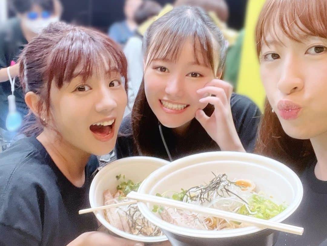 根本羽衣さんのインスタグラム写真 - (根本羽衣Instagram)「ナチュスク最高‼️  ワンくん4年ぶりの大復活、 本当におめでとうございます🦴愛と優しさと楽しさが詰まったイベント『ナチュスク』🏫  サプライズ垂れ幕、私までありがとうございます😢🎈  麺恋佐藤の油そば、美味しかったです😭🍜！  また参加できたら幸せです！したい！  ワンくん、ありがとうございます🐶  #ナチュスク #下北沢reg  #102 #スルースキルズ #ショウガールズ　 #ELBRUNCH #アリタック #侍 #NaturalRadioStation #mckj #MEGAHORN #TP #麺恋佐藤」10月1日 11時36分 - ts_uichan1002