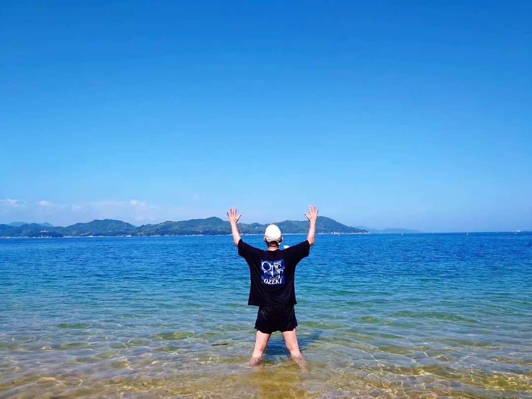 松本隆博のインスタグラム：「。⁡ ⁡今思えば、恐らくこれが⁡ ⁡この夏 最後の……最高の……⁡ ⁡スーパーshot なん⁡だろうな。⁡ ⁡⁡今年も⁡海に入れてよかったな。⁡ もぅ ⁡季節は秋へ…そしてすぐ…⁡ ⁡年末⁡( ᴖ ·̫ ᴖ )⁡。⁡ ⁡⁡ ⁡走れ🏃‍♀️🏃🏃‍♂️松本隆博よ⁡ ⁡還暦少年⁡ ⁡」