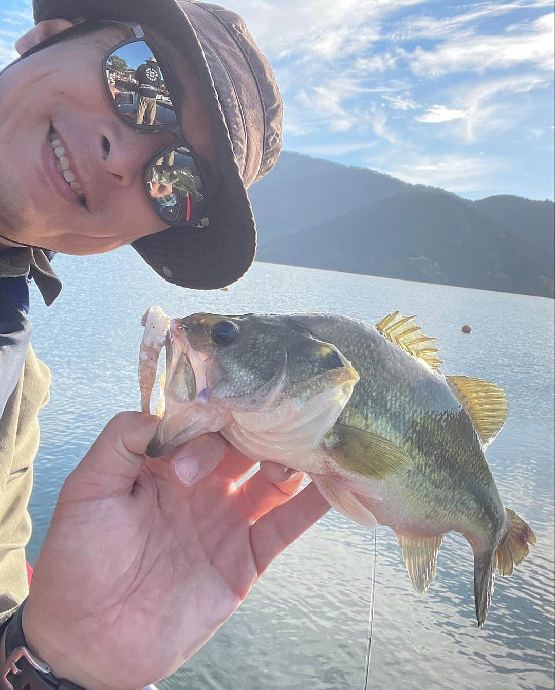 井手大介さんのインスタグラム写真 - (井手大介Instagram)「プラスチックワームが使用禁止の芦ノ湖。ワームの代わりにポークは使用可能。 先日作った自作ポークルアーが芦ノ湖で大活躍！渋〜い日ではあったが桟橋下のスレたバスに口を使わせることもできたし結果は大成功だったのではないか。なによりも自作ルアーで釣れる喜びは代え難い幸せだ。作って販売してしまおうかと調子に乗りたくなる。 #ポークルアー #ワーム禁止 #芦ノ湖　#芦ノ湖フィッシングセンターおおば  #porkrind」10月1日 11時39分 - daiskeide