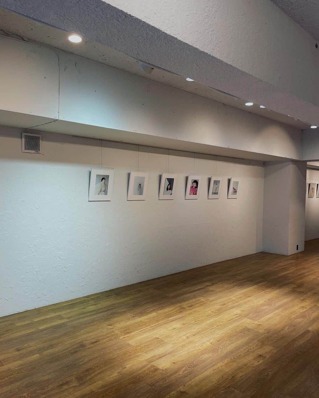 のインスタグラム：「LAST DAY🎞️  最終日。 本日18時まで開催しています！ 初の写真展、ぜひお楽しみください😌  -RINA KATSUTA PHOTO EXHIBITION FLOWERING-  日程 : 2023/9/30(土) - 10/1(日) 時間 : Open11:00 Close18:00 フリー入場(入場料無料)  会場 : Chromatic Gallery 東京都渋谷区神宮前2丁目33-5 パークノヴァ神宮前2F」