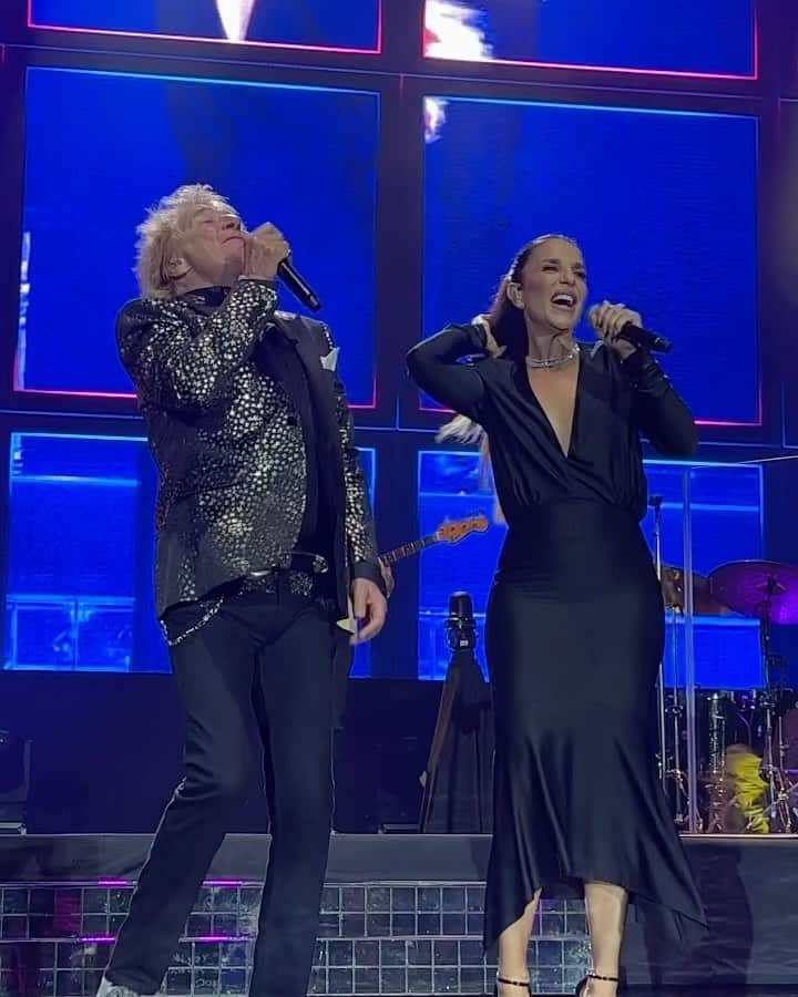 イヴェッチ・サンガロのインスタグラム：「Muito obrigada, @sirrodstewart!! A gente ama você! ❤️ #LegendsInConcert   Thank you so much, @sirrodstewart!! We love you!! ❤️ #LegendsInConcert」