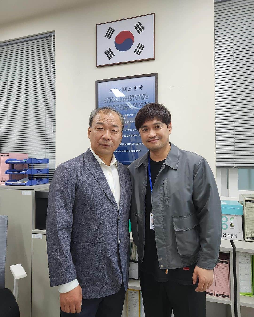 ソ・ドンウォンのインスタグラム：「김병춘 선배님과 말죽거리 잔혹사  (교련 선생님) 20년만에 만남 ^^   재벌형사에  이어 영화 “창혼” 현장」