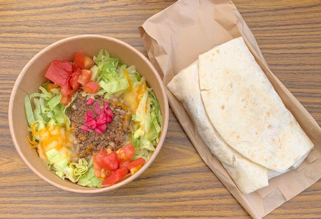 のインスタグラム：「会場ランチ🤤🌶️🧀🥬🐖  #タコライス #チリコンカンブリトー @sinisteralley  @rockincruisin」