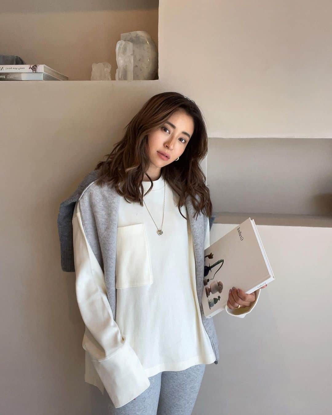 山中美智子のインスタグラム：「秋のホワイトコーデまとめて見ましたー🤍🐰🌙🫰🏾  🤍　@alexiastam_official 🤍」