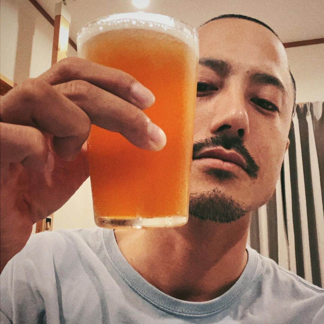 中村貴之さんのインスタグラム写真 - (中村貴之Instagram)「嬉しいご縁がありまして、広島のクラフトビールIB BREWING さんとスポンサー契約させて頂く事になりました🙏  そして、BREWとIB BREWINGのコラボビールとアパレルも今月ローンチになります🔥それについてはまた告知させて頂きます。  IB BREWINGを立ち上げたのは20代前半の若い2人。世界を旅するのが好きで旅の中でビールの素晴らしさを知り、ビールを作る事を決意したのだとか。そんな2人に会いに行ってビールで乾杯してその日に意気投合🤝若き2人のパワーに感動しました🔥  IB BREWING（アイビー ブルーイング）は、広島県呉市へ2022年に誕生し、IB BREWINGのある呉市の市原（いちばら）地区は、広島県の南部に位置し、 自然に囲まれた素晴らしい場所にあります。20代の若き2人が築70年の古民家をリノベーションして設けた醸造所では、 ｢旅するきっかけを作るクラフトビール｣をテーマにビール造りを進めています！ @ibbrewing_japan   というわけでIB BREWING、めちゃくちゃ美味しいビールなので、気になる方はチェックしてみてください🍺  #クラフトビール　#ビール #ibbrewing」10月1日 11時48分 - taka_brew