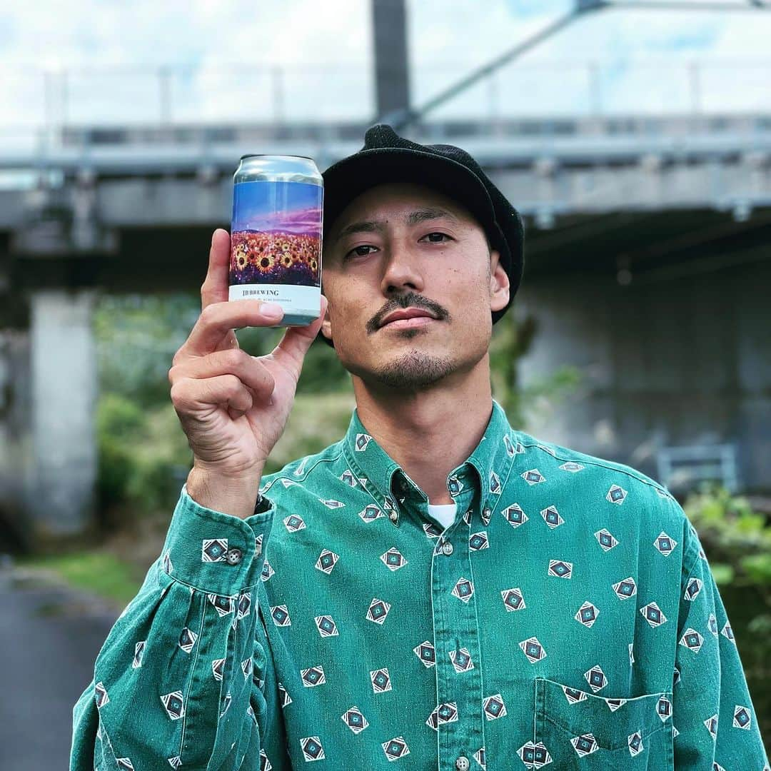 中村貴之のインスタグラム：「嬉しいご縁がありまして、広島のクラフトビールIB BREWING さんとスポンサー契約させて頂く事になりました🙏  そして、BREWとIB BREWINGのコラボビールとアパレルも今月ローンチになります🔥それについてはまた告知させて頂きます。  IB BREWINGを立ち上げたのは20代前半の若い2人。世界を旅するのが好きで旅の中でビールの素晴らしさを知り、ビールを作る事を決意したのだとか。そんな2人に会いに行ってビールで乾杯してその日に意気投合🤝若き2人のパワーに感動しました🔥  IB BREWING（アイビー ブルーイング）は、広島県呉市へ2022年に誕生し、IB BREWINGのある呉市の市原（いちばら）地区は、広島県の南部に位置し、 自然に囲まれた素晴らしい場所にあります。20代の若き2人が築70年の古民家をリノベーションして設けた醸造所では、 ｢旅するきっかけを作るクラフトビール｣をテーマにビール造りを進めています！ @ibbrewing_japan   というわけでIB BREWING、めちゃくちゃ美味しいビールなので、気になる方はチェックしてみてください🍺  #クラフトビール　#ビール #ibbrewing」