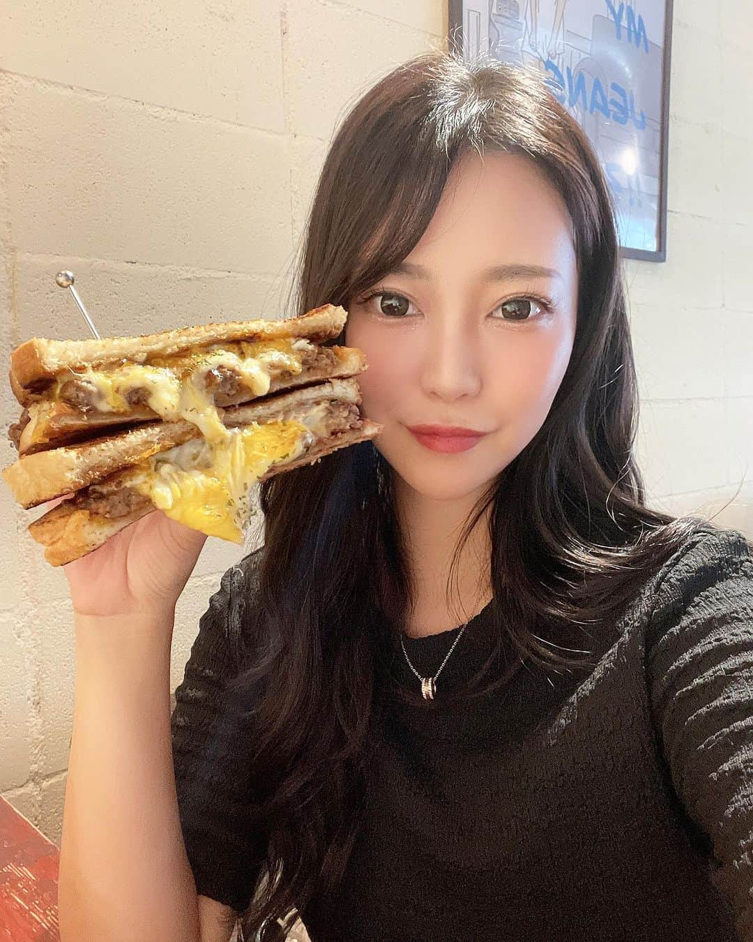 福井柑奈のインスタグラム：「ジャンキーー🥪！！  大阪はアメ村にある 『RICH GARDEN』さんに 行ってきたよん♪  顔と並べるとサイズが わかりやすいよね。 大きくてジャンキー。 最高です✌️好きなんです。  サンドウィッチで一番人気の 『ゴールデンビーフメルトチーズエッグサンド』食べたよ🤤 美味しすぎでしょー❣️ とろっとろのチーズand半熟たまご✨  みんなもアメ村来たら是非✊💕  PR @rich_garden2013 #大阪カフェ #難波カフェ #大阪ランチ #難波ランチ #richgarden #大阪ハンバーガー #アメ村 #アメ村グルメ #アメ村カフェ #ハンバーガー #サンドウィッチ #大阪グルメ #大阪カフェ #osaka #osakajapan #osakacafe #japanesefood #sandwich #foodporn #foodstagram #foodphotography #yummy #tasty #delicious #japantravel #followme #❤️ #🍔 #🥪」