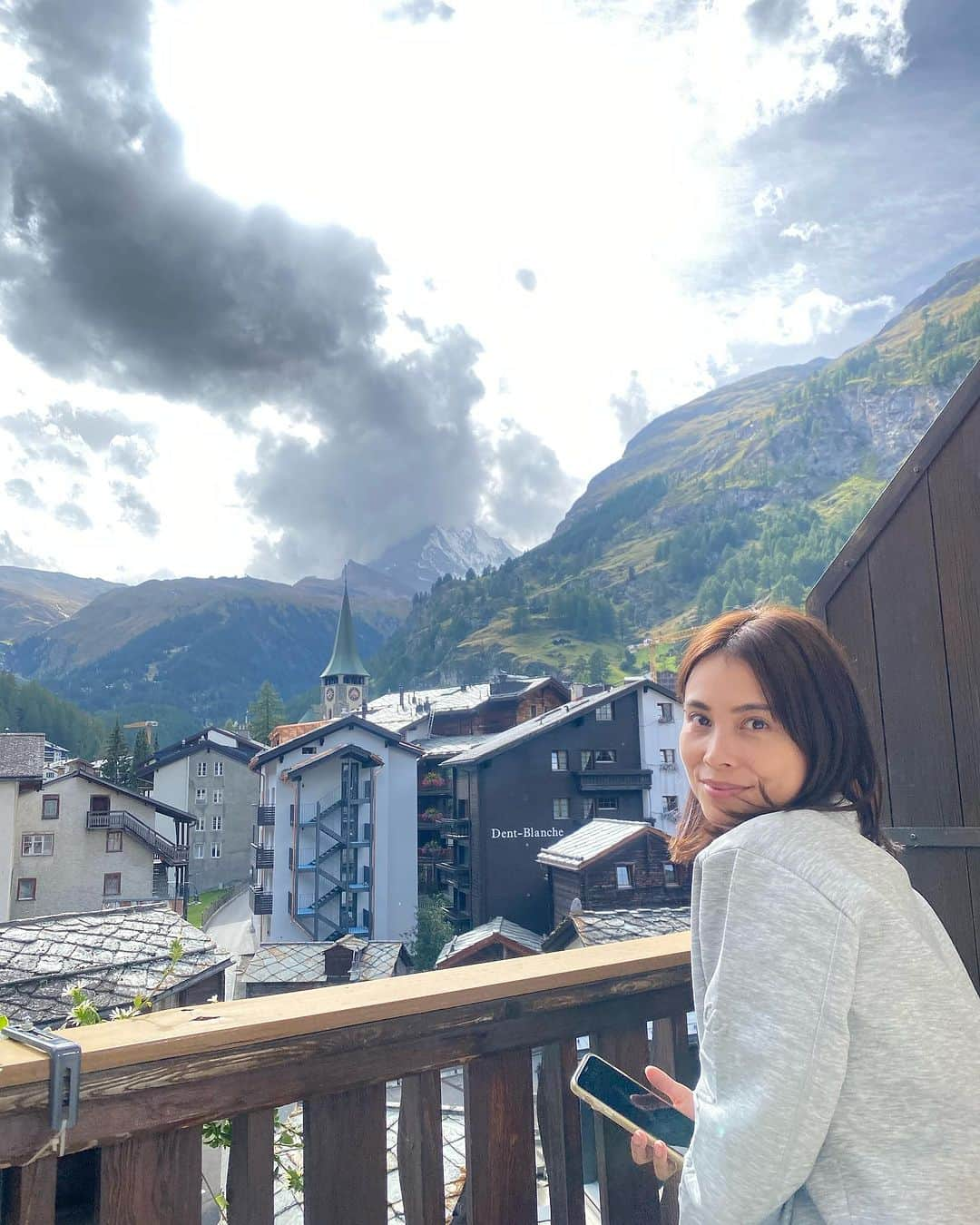 林えみりさんのインスタグラム写真 - (林えみりInstagram)「ツェルマットでの思い出🇨🇭⛰️ 日本で言えば富士山級の山に登山鉄道で気軽に上がれるスイス。  このスケールの景色の中をこんなに手軽に見れるなんて、 スイスってすごくいいなぁ。  #switzerlandtravel  #zermatt #スイス#スイス旅行 #ツェルマット」10月1日 11時59分 - emiri_konatsu