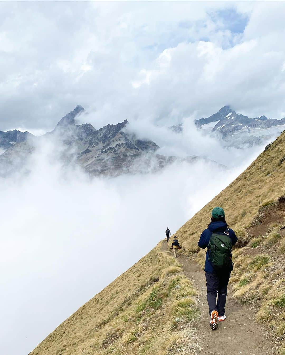 林えみりさんのインスタグラム写真 - (林えみりInstagram)「ツェルマットでの思い出🇨🇭⛰️ 日本で言えば富士山級の山に登山鉄道で気軽に上がれるスイス。  このスケールの景色の中をこんなに手軽に見れるなんて、 スイスってすごくいいなぁ。  #switzerlandtravel  #zermatt #スイス#スイス旅行 #ツェルマット」10月1日 11時59分 - emiri_konatsu