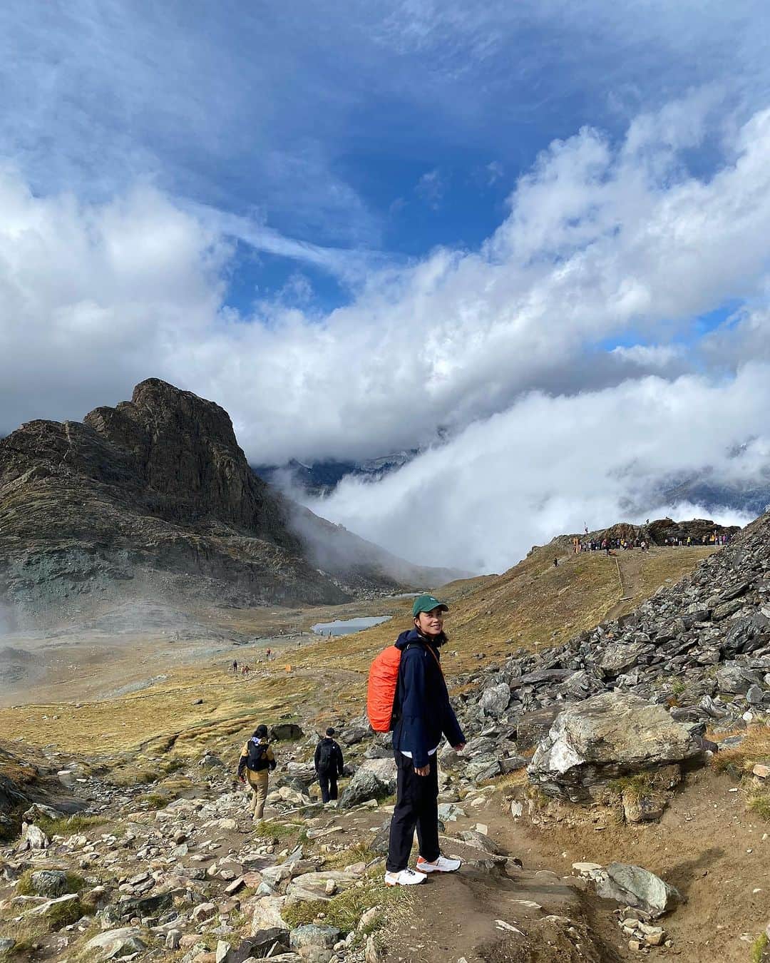 林えみりのインスタグラム：「ツェルマットでの思い出🇨🇭⛰️ 日本で言えば富士山級の山に登山鉄道で気軽に上がれるスイス。  このスケールの景色の中をこんなに手軽に見れるなんて、 スイスってすごくいいなぁ。  #switzerlandtravel  #zermatt #スイス#スイス旅行 #ツェルマット」