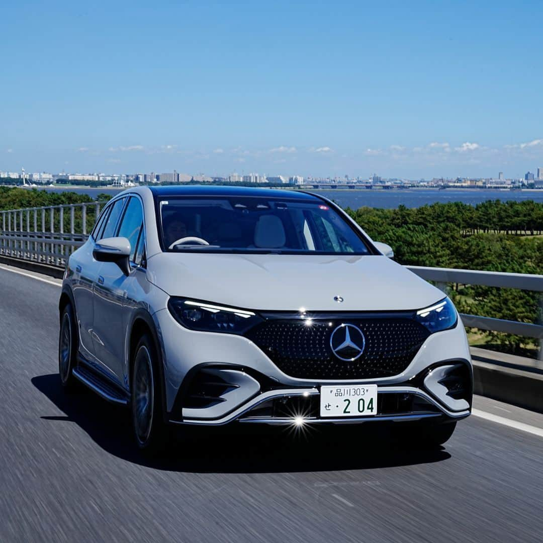 メルセデスベンツのインスタグラム：「今日から10月──爽やかな #秋空 を #EQESUV と共に愉しんで。  #MercedesBenz #mercedesbenzjapan #メルセデス #ベンツ #メルセデスベンツ #秋 #風景 #景色 #秋の風景 #秋の景色」