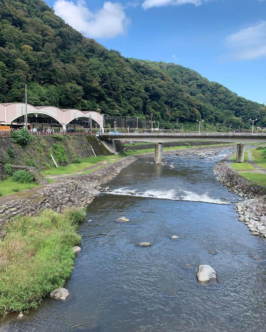 オザ兵長【公式】 のインスタグラム：「昨日から息子と箱根で2人旅。 温泉に入っているとお爺さんが気を失い、温泉に沈んだので、救助する事に。 救命処置して一命を取り留めた。  までは良かったのだが、回復したお爺さんは俺の着替えと間違え、俺のパンツを履き退出。 パンツを失いました。  #箱根 #箱根湯本 #温泉」