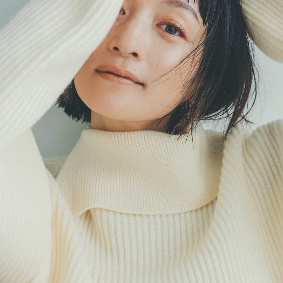 エリオポールのインスタグラム：「オシャレをしたい気分が高まっている今年は、デザイン性のある技ありニットが豊作。 モデルの高山都さんと、スタイリストの福田麻琴さんがタッグを組んだ、スペシャルコンテンツの第２弾は、 エリオポールでも注目のニット特集。麻琴さんが気になるおすすめニットをピックアップ！  #HELIOPOLE  #エリオポール @heliopole_official  #miyare38 #高山都さん @makoto087 #福田麻琴さん」