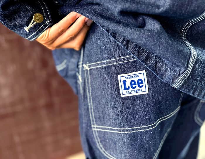 スタンダードカリフォルニアさんのインスタグラム写真 - (スタンダードカリフォルニアInstagram)「「Lee × Standard California -Official Store Limited」が入荷しました。  20周年の節目に相応しいLeeとのコラボレーションアイテム。  カバーオールジャケットは、Leeの名作91-Jの基本的なディティールはそのままに着丈、身幅、肩幅、袖幅、袖丈などを調整。ペインターパンツも11Wの基本的なディティールはそのままに股上、股下、ワタリ、裾幅などを調整しました。 カラーは育てがいのあるOne Wash。インラインモデルの絶妙な色落ちも最高ですが、自分なりの1着に育ってくれるOne Washは愛着もひとしお。  オリジナルの雰囲気を残しながらシルエット全体をSDらしいバランスに落とし込んだ珠玉のアイテムを是非。  取り扱いはStandard California直営店とStandard California Official Online Storeのみとなります。  @standardcalifornia_os  @standardcalifornia_movie   #standardcalifornia  #スタンダードカリフォルニア  #lee  #coverall  #カバーオール #workjacket #ワークジャケット  #painterpants #ペインターパンツ  #storelimited」10月1日 12時00分 - standardcalifornia