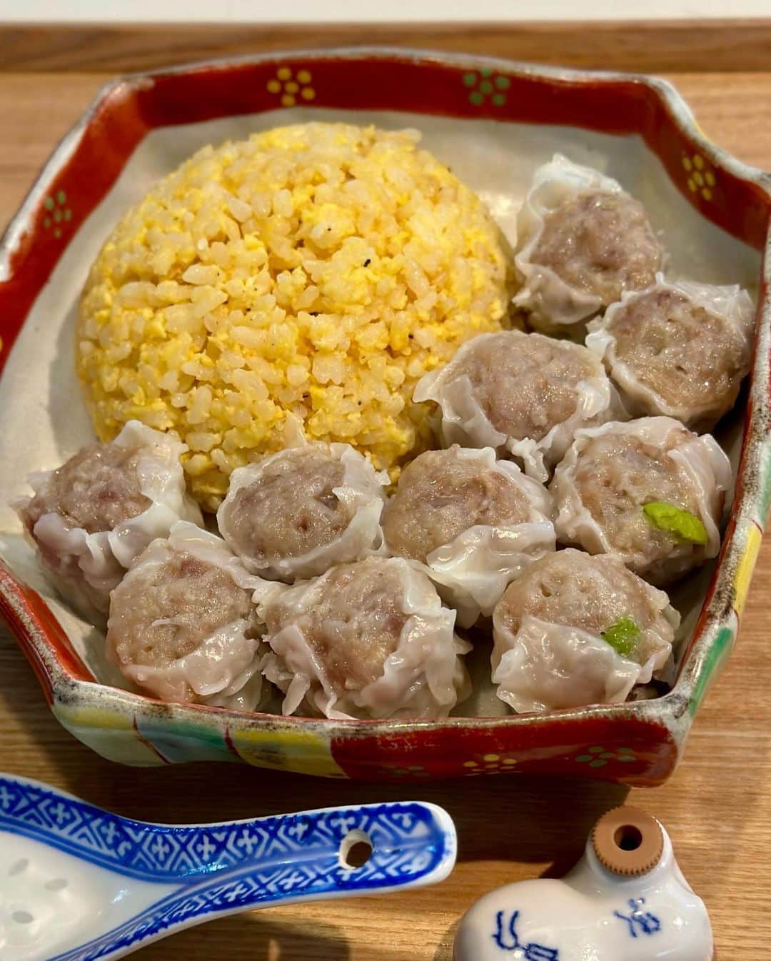 のインスタグラム：「ランチで『崎陽軒』のシウマイと、ガリバタ卵チャーハン、最高！ ⁡ #グギメシ」