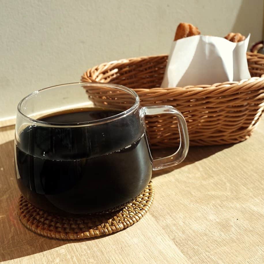 フレッシュネスバーガー【公式】さんのインスタグラム写真 - (フレッシュネスバーガー【公式】Instagram)「. 今日は #コーヒーの日 ☕️  フレッシュネスバーガーのコーヒーは アラビカ種100％のコーヒー豆を使用。  酸味が少なくフルーティーな香りとコクがポイント💡  カフェラテもご用意しているので 気分に合わせてカフェメニューもお楽しみくださいね😊  #フレッシュネス #フレッシュネスバーガー #freshnessburger #freshness #カフェ #グルメ #ランチ #lunch #ご褒美 #ハンバーガー #バーガー #ハンバーガー巡り #カフェ巡り #コーヒー #coffeetime」10月1日 12時04分 - freshness_1992