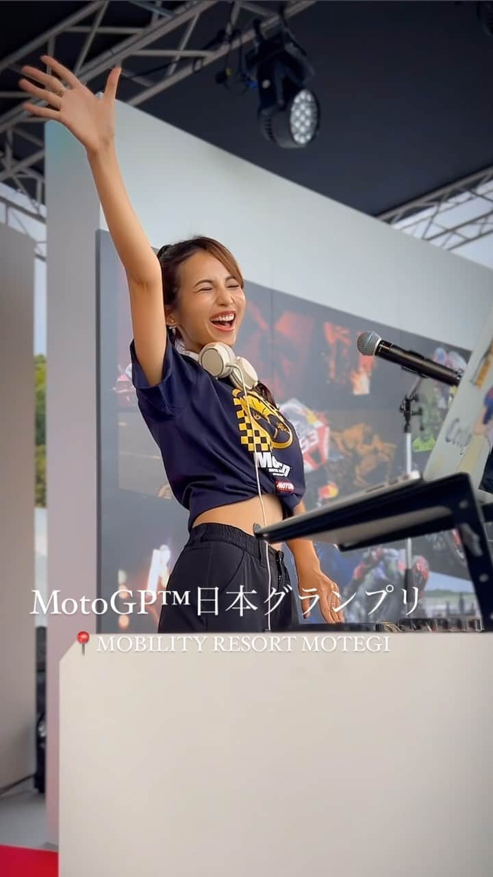 DJ Cellyのインスタグラム：「MotoGP™︎日本グランプリでDJでした🏍️❤️‍🔥 レースはもちろん、場内はキッチンカーや、メリーゴーランドならぬ、メリーGOラウンドがあったりしてお祭りみたいに盛り上がってました✌🏻  私はレースの間やトークショーの合間にDJ🎧 音楽イベントやクラブではない環境でDJする時、 来てる人は音楽聞きに、踊りに来てるんじゃないから 楽しんでくれるかな、大丈夫かなって、いつもよりかなり緊張するんだけど、、みんな楽しんでくれていて有り難かったです😭メッセージも沢山、、本当にありがとう！！！🫶  #motogp2023 #motogp #motogp日本グランプリ #dj #djing #dj動画 #茂木 #メリーgoラウンド」