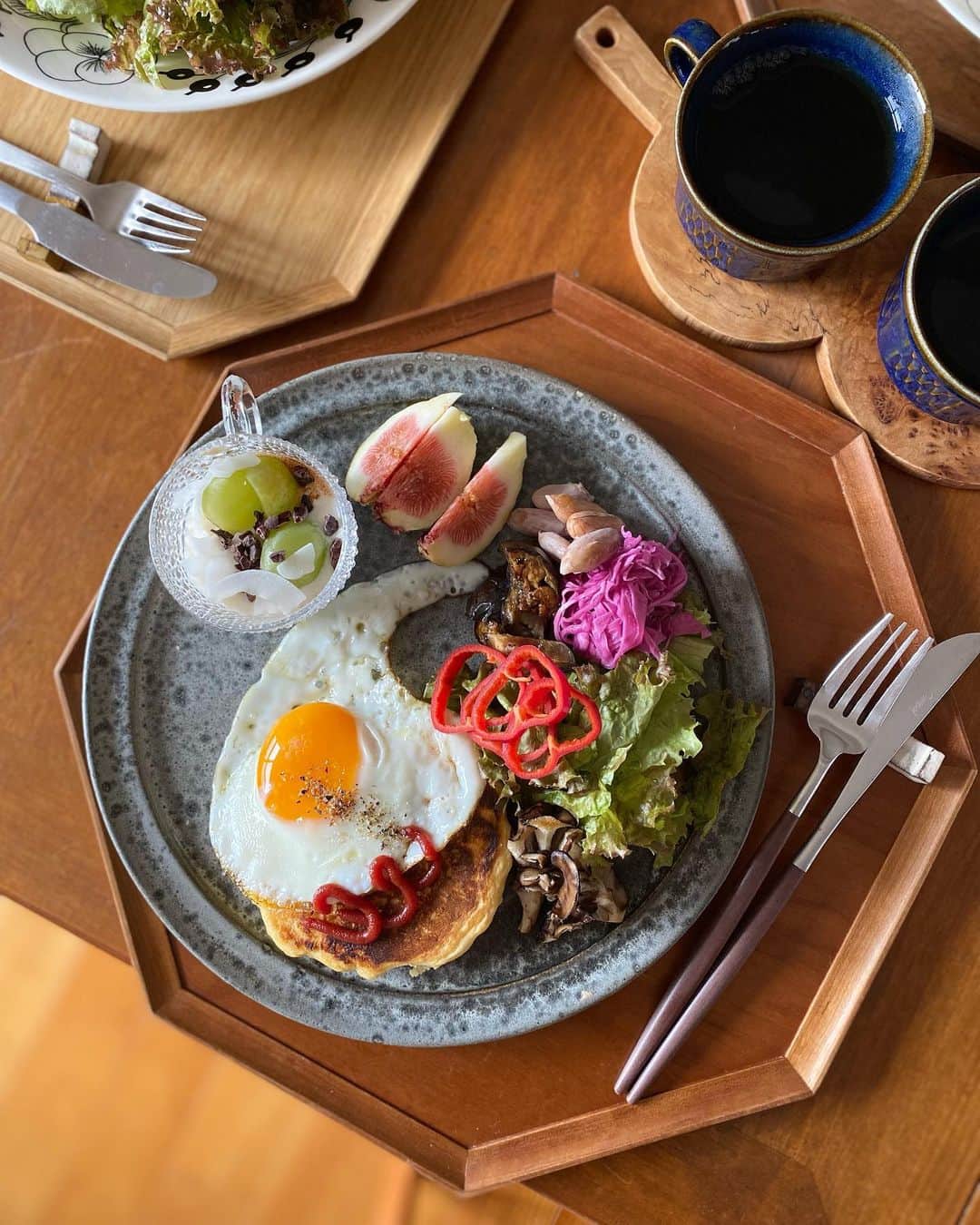 kokochiyoiのインスタグラム：「2023/10/01 気がつけば10月‼️ 日曜日の朝ごはん。  ・グルテンフリー 　ポテトパンケーキ🥔 ・目玉焼き🍳  ・グリル黒舞茸 ・サニーレタス ・生赤ピーマン ・紫キャベツのマリネ ・生落花生の塩茹で ・ナスのバルサミコソテー🍆 ・いちじく(大好き😋)  ・シャインマスカットの豆乳グルト 　(↑息子作) ・コーヒー☕️  今朝は、 無糖の玄米粉パンケーキミックスに すりおろしジャガイモ🥔1個分を加えて ポテトパンケーキに🥞 ほくほくおいしいー😋  ✳︎  ところで 皆さま、いちじくは 皮剥く派ですか？ 皮剥かない派ですか…？  私はついこの間まで、 いちじくの薄い皮を ぴろーんと剥いていたのですが (ヘタのある先のほうは剥きやすいけど、 おしりの方に向かうにつれて 皮が薄いので剥きにくい🥺)  案外(?)皮剥かない派が多いと聞き、 剥かない派に転向。  ラクだなー😊 しかもいちじくの皮には アントシアニンも含まれているらしく 美肌効果が狙えるなんて最高✨  そんなわけで今年もいちぢく、 食べまくります🤤※皮付きで  #いちぢく じゃなくて #いちじく らしい #アンチエイジング #アントシアニン  ↓#本日のうつわ(一部) ワンプレートに使ったのは、 #khwurtz のプレート。 石器時代を思い出すわ…(遠い目👀 かなりお気に入りのお皿です❤️」