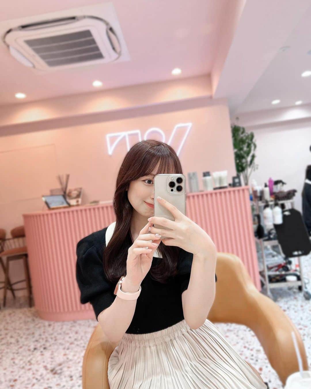 渡部愛加里のインスタグラム：「10月🍂 もうすっかり秋なので髪の毛を秋色にしました とってもかわいい。光に当たるとかわいいピンクなんだ〜  だんだん涼しくなってきたので風邪ひかないように気をつけましょ ☺︎ きょうはあついけど それじゃまた〜🕊️」