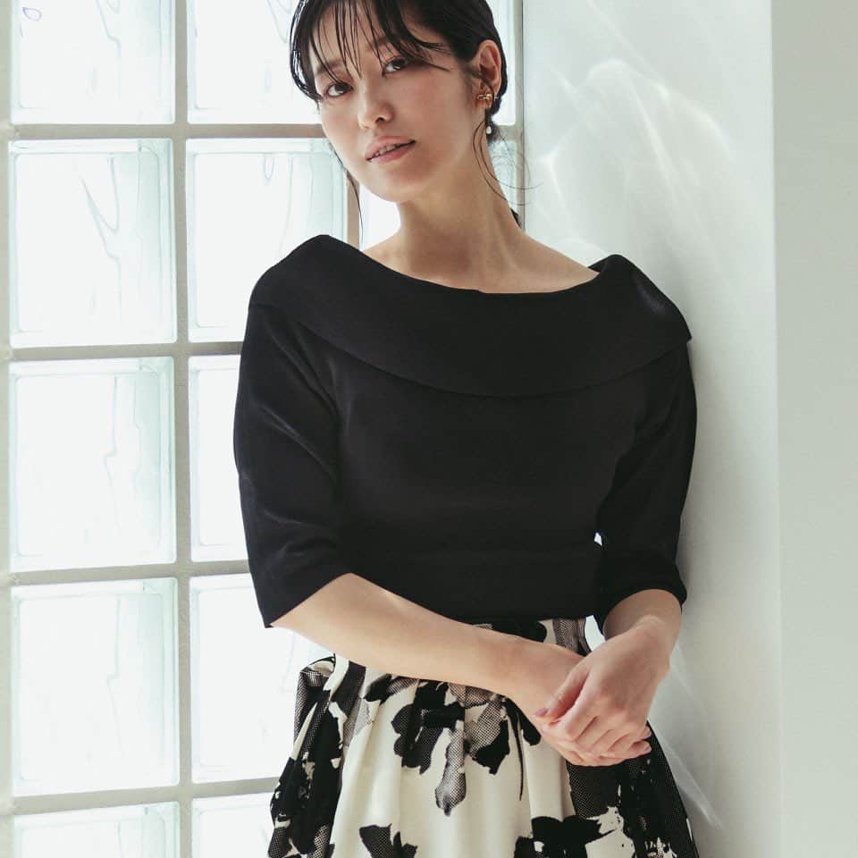 celford_officialのインスタグラム：「【COLUMN】 ⁡ 〜気負わず大人らしく昇華させるなら〜 ⁡ フラワープリントのスカートとケープ風に 折り返されたニットトップスを合わせた ドッキングワンピース。 ⁡ 目を惹く華やかな柄ですが、コクーンシルエット なのでクラシカルになりすぎないのもポイント。 ⁡ 洗練された雰囲気で都会でのデートにも ぴったりです！ ⁡ dress ¥28,600 ◆発売中 ⁡ オンラインから是非ご覧下さい。 ⁡ Height:165cm Size:36 ⁡ ⁡ #CELFORDAW23 #celford #セルフォード」