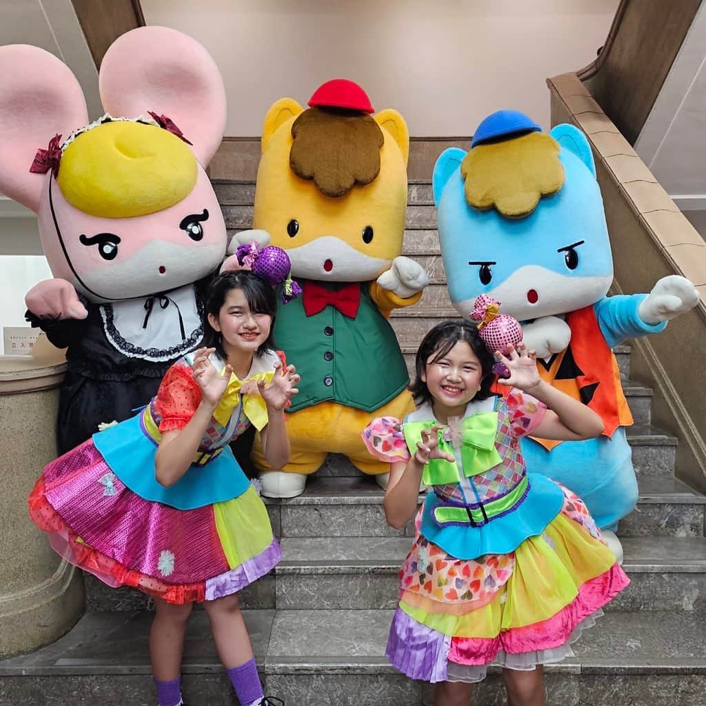 ひまわりちゃんねるさんのインスタグラム写真 - (ひまわりちゃんねるInstagram)「昨日のご当地キャラカーニバルめっちゃ楽しかった✨実際に会うと写真とかで見るよりもっと可愛くてご当地キャラの魅力の沼にハマってました😍 まーちゃんおーちゃんも大好きなキャラに会えてご満悦💕 ご当地キャラカーニバルは今日も開催してるよ。みんなも全国のご当地キャラに会いに行ってね！」10月1日 12時10分 - himawari_ch