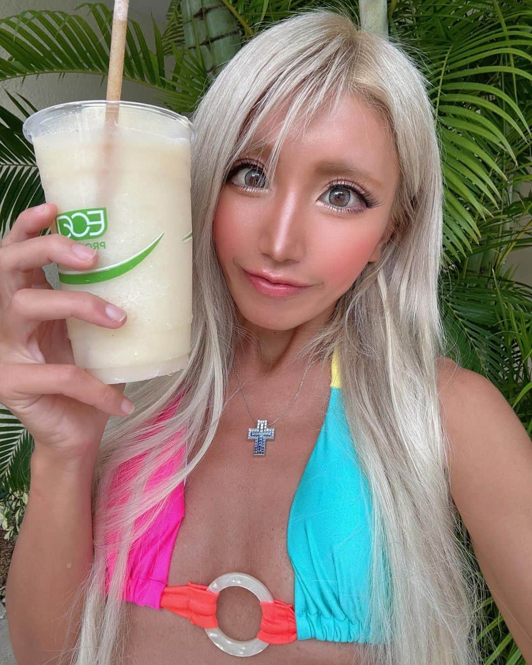 やよさーんのインスタグラム：「. 自撮りあんま載せないけどフォロワー様に投稿したほうが良いって言われたので今日撮った自撮りを載せちゃう🩵🩷🩵 そしてマイアミ到着🌈🏳️‍🌈🏖️🌞最高すぎるこの街🌈🌈🌈 日本とほぼ真逆で時差-11時間😂おやすみなさい💤🥱😴 . . #マイアミ #miami #miamiflorida」