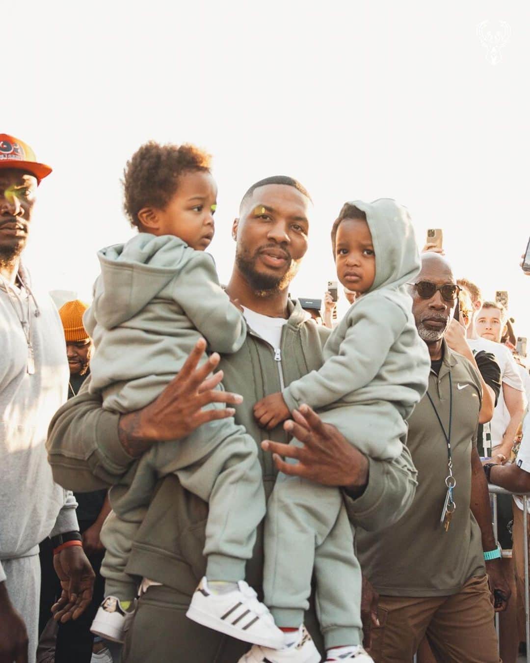 デイミアン・リラードのインスタグラム：「Three stripes in the Mil 📸」