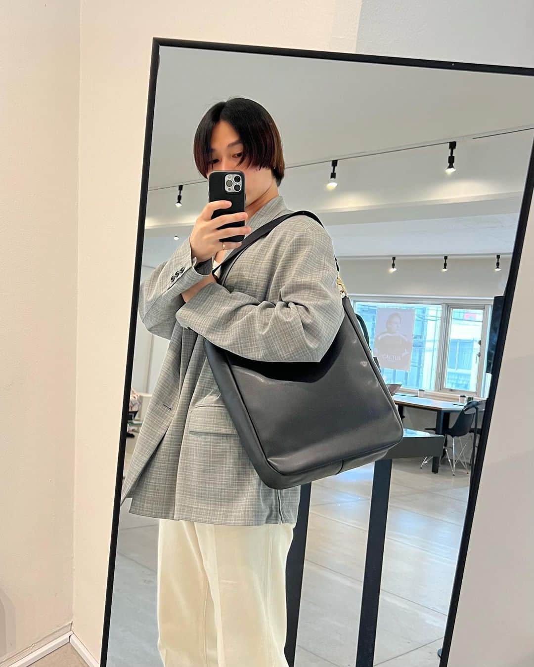 のインスタグラム：「・・・ @cactus_tokyo   CACTUS TOKYO Launch Exhibition  2022年10月創設、サボテンレザーを使用したレザーブランド "CACTUS TOKYO"  それぞれのデザインから連想されるサボテンの名を冠した、新たにアイコンとなる3型のバッグのお披露目を兼ねた展示会のサポートをさせていただきました  エシカルな素材を使用するだけでなく、製品別にカーボンフットプリント（原材料調達から廃棄に至るまでに排出された温室効果ガスを二酸化炭素排出量に換算したもの）を算出  化粧箱やラッピングについても環境に配慮した資材を使用し、配送はカーボンオフセットによりCO2の排出を実質ゼロとし無理なく環境に配慮  LVMHグループからもアワードを受賞した、飲み水を使用せず雨水のみで育ったサボテンを原料とした 10年の耐久性（※1）を持つサボテンレザーは、経年変化や変色もなく、軽量でいて撥水性のある新素材（※1: 使用環境により前後します）  ここ数年で当たり前になりつつある、サステナブルなブランディングにこれからの可能性を感じるブランドでした  展示会にご来場いただいた皆さま、ありがとうございました！  ・・・・・・・・・・」