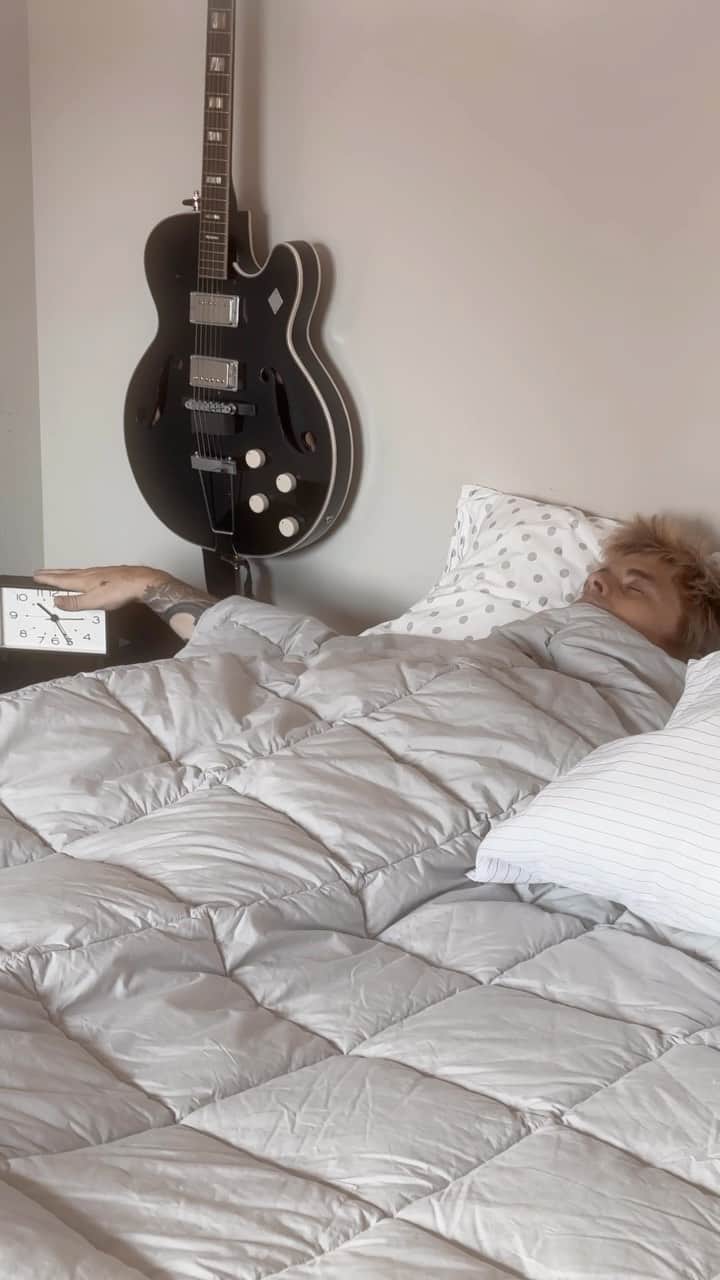Green Dayのインスタグラム：「It’s October 1st, WAKE UP ⏰ now go hit snooze on www.theamericandreamiskillingme.com」