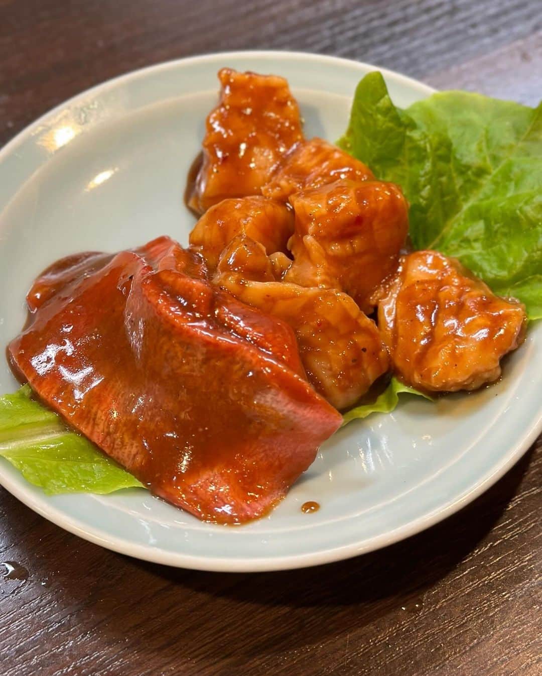秋山具義さんのインスタグラム写真 - (秋山具義Instagram)「『赤坂らいもん』は、全ての肉や〆の盛岡冷麺は変わらずもうハンパない美味しさなのですが、今日は初めて食べた茄子キムチや希少葡萄の富士の輝(頂き物らしい)までもが美味しかった！ ⁡ "横顔イ・ビョンホン"こと"若"こと高橋彰宏氏の肉のカット技術は素晴らしく、サーロインを通常は1.2mm(写真左手)に、たくさん食べる人には2mm(写真右手)にカットして、端から端まで均等の厚さで切れちゃうんです！ 全てが、素晴らしい！  #赤坂らいもん #具義焼肉2023 #具義赤坂2023」10月1日 23時12分 - gugitter