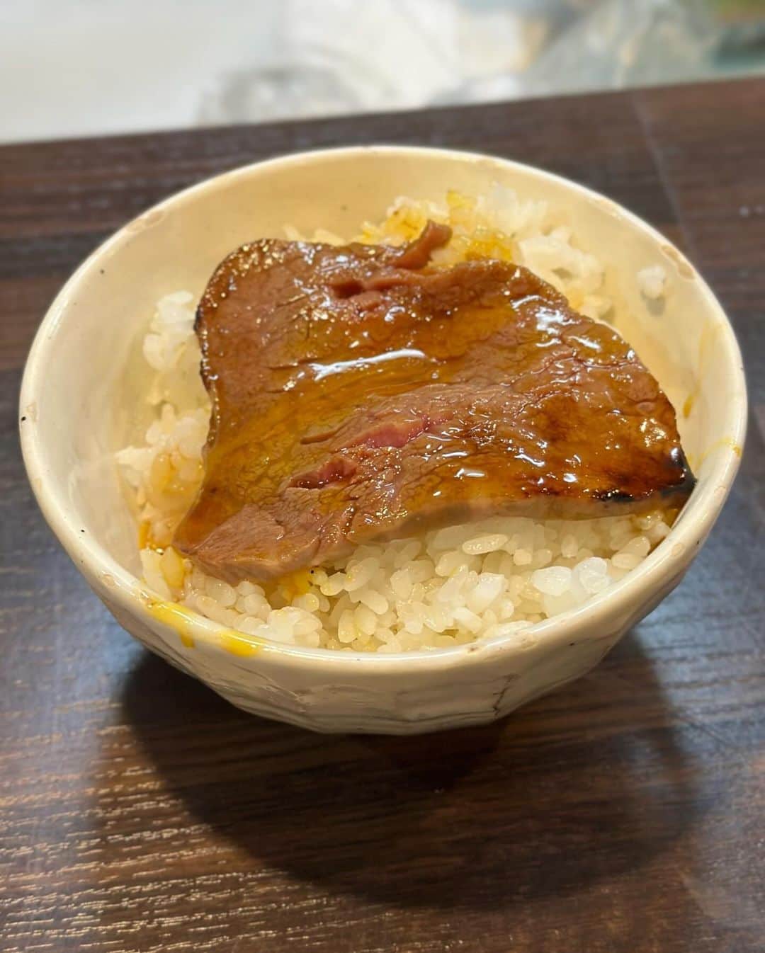 秋山具義さんのインスタグラム写真 - (秋山具義Instagram)「『赤坂らいもん』は、全ての肉や〆の盛岡冷麺は変わらずもうハンパない美味しさなのですが、今日は初めて食べた茄子キムチや希少葡萄の富士の輝(頂き物らしい)までもが美味しかった！ ⁡ "横顔イ・ビョンホン"こと"若"こと高橋彰宏氏の肉のカット技術は素晴らしく、サーロインを通常は1.2mm(写真左手)に、たくさん食べる人には2mm(写真右手)にカットして、端から端まで均等の厚さで切れちゃうんです！ 全てが、素晴らしい！  #赤坂らいもん #具義焼肉2023 #具義赤坂2023」10月1日 23時12分 - gugitter