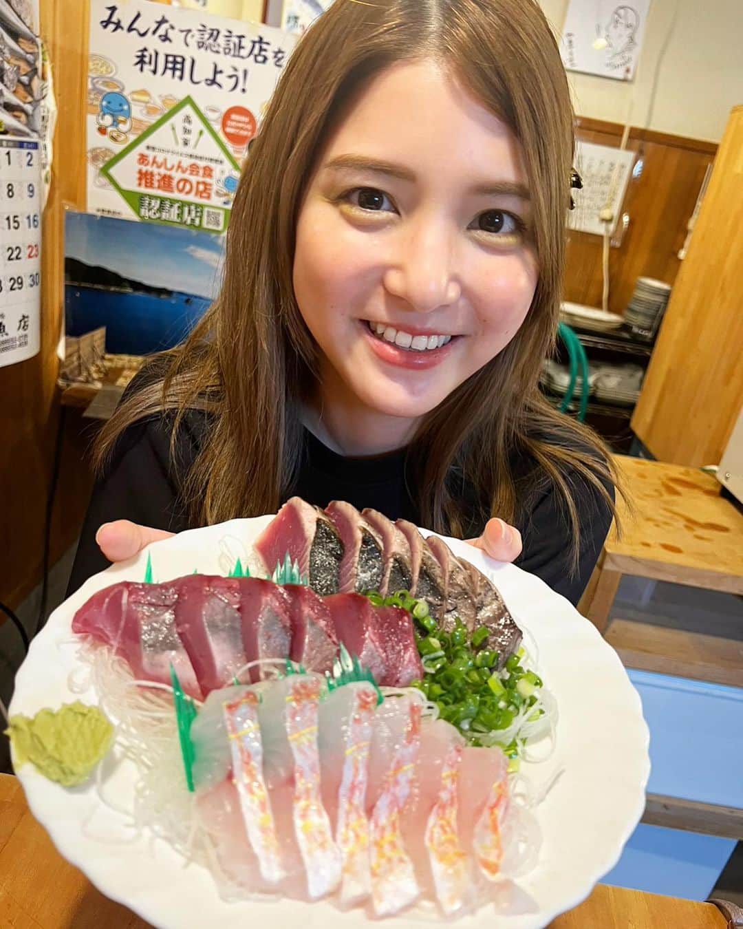 川島海荷のインスタグラム：「地方公演の高知でひたすら食べたいカツオ。ほんとに美味しかったな〜。🐟 　#高知旅　#久札大正町市場」
