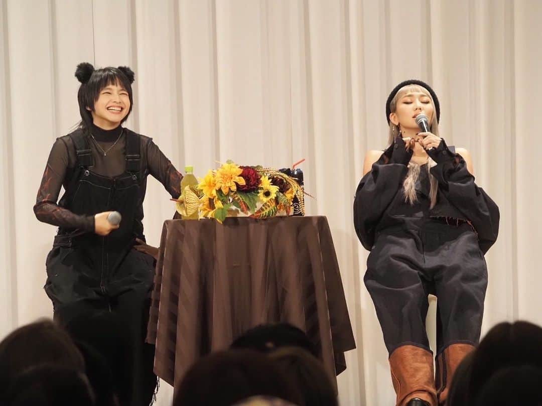 倖田來未さんのインスタグラム写真 - (倖田來未Instagram)「. 今日は、京都公演！ってことはーーー、、、 もちろん、みーもが遊びに1部来ていたので、 もちろん出てくれるんよねということで、力技で出てもらいました！笑笑 ⁡ 1部に着けていた、くま耳🐻をつけて笑笑 ⁡ オーバーオールコーデ❤️ いやーー楽しい妹で姉は最高だっ！ ⁡ @misono_koda_official  #SpecialTalkShow23 #kodakumi #倖田來未」10月1日 23時09分 - kodakumi_official