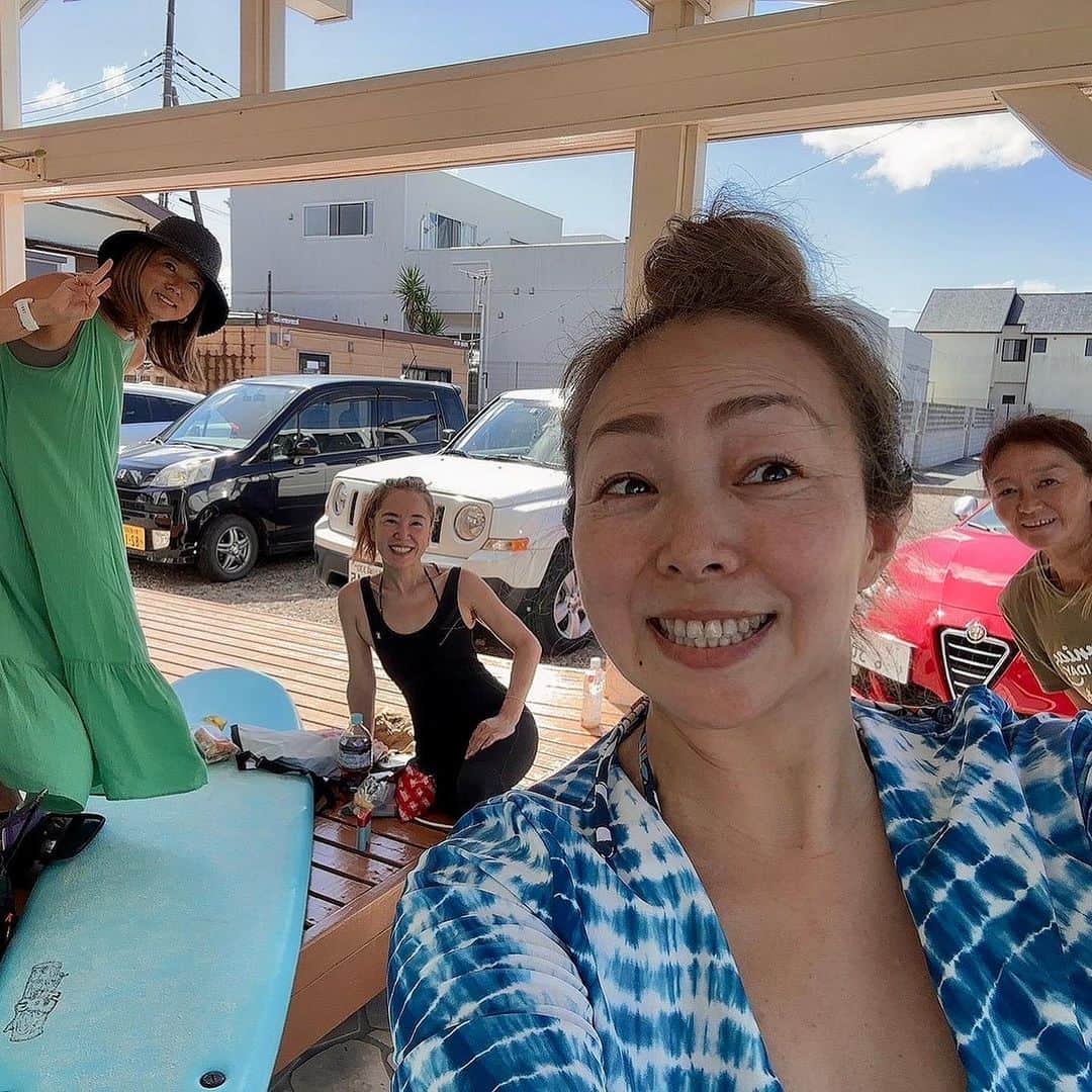 岡部亜紀さんのインスタグラム写真 - (岡部亜紀Instagram)「いつメンと残暑を満喫する🩵 いつものようにサーフィンしてゴルフの練習 どっちもいい季節だね〜🎵」10月1日 21時45分 - akiokabe