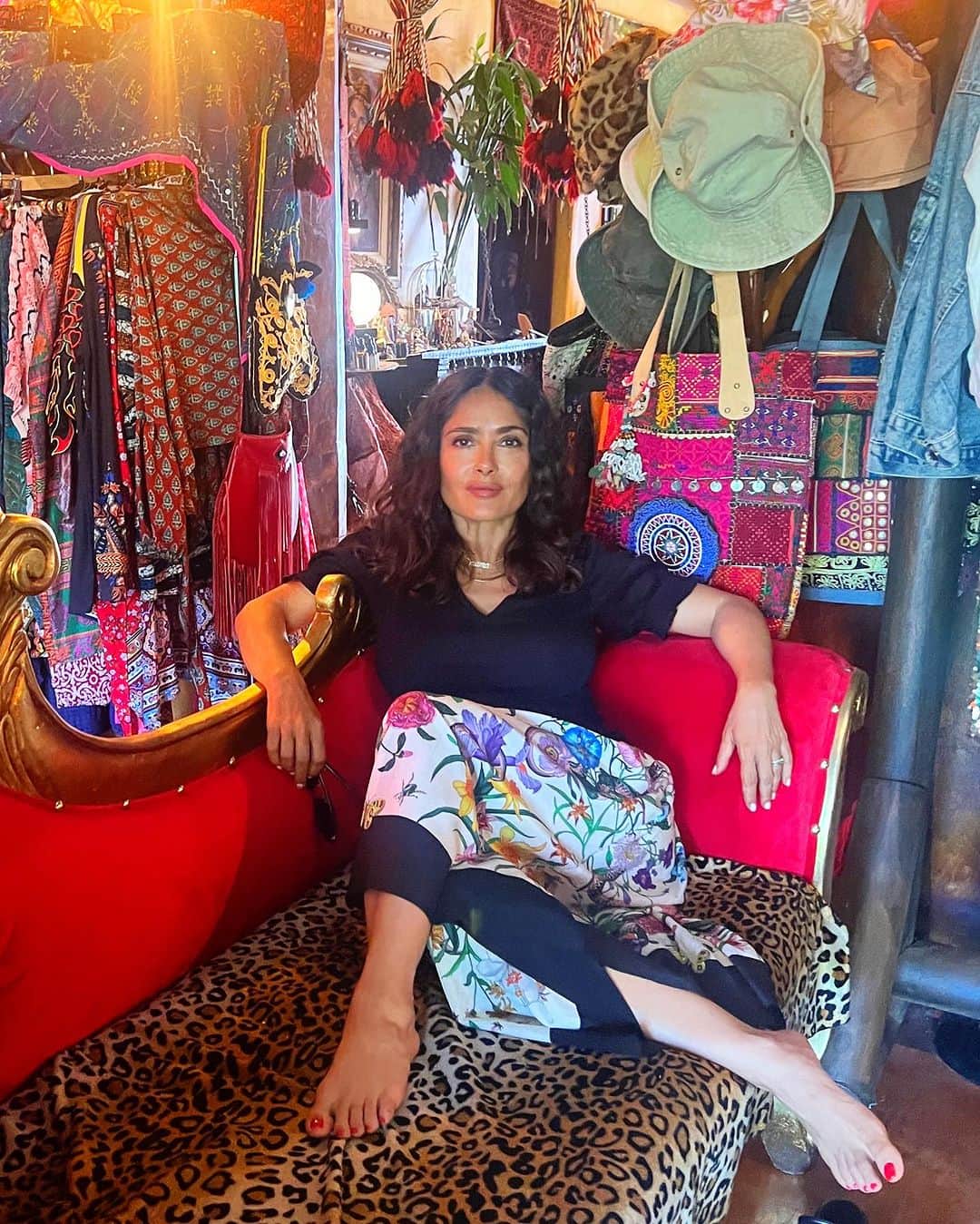 サルマ・ハエックさんのインスタグラム写真 - (サルマ・ハエックInstagram)「Besame mucho store in Todos Santos. @besamemuchobazaar #shopping   🎵 #fleetwoodmac」10月1日 21時44分 - salmahayek