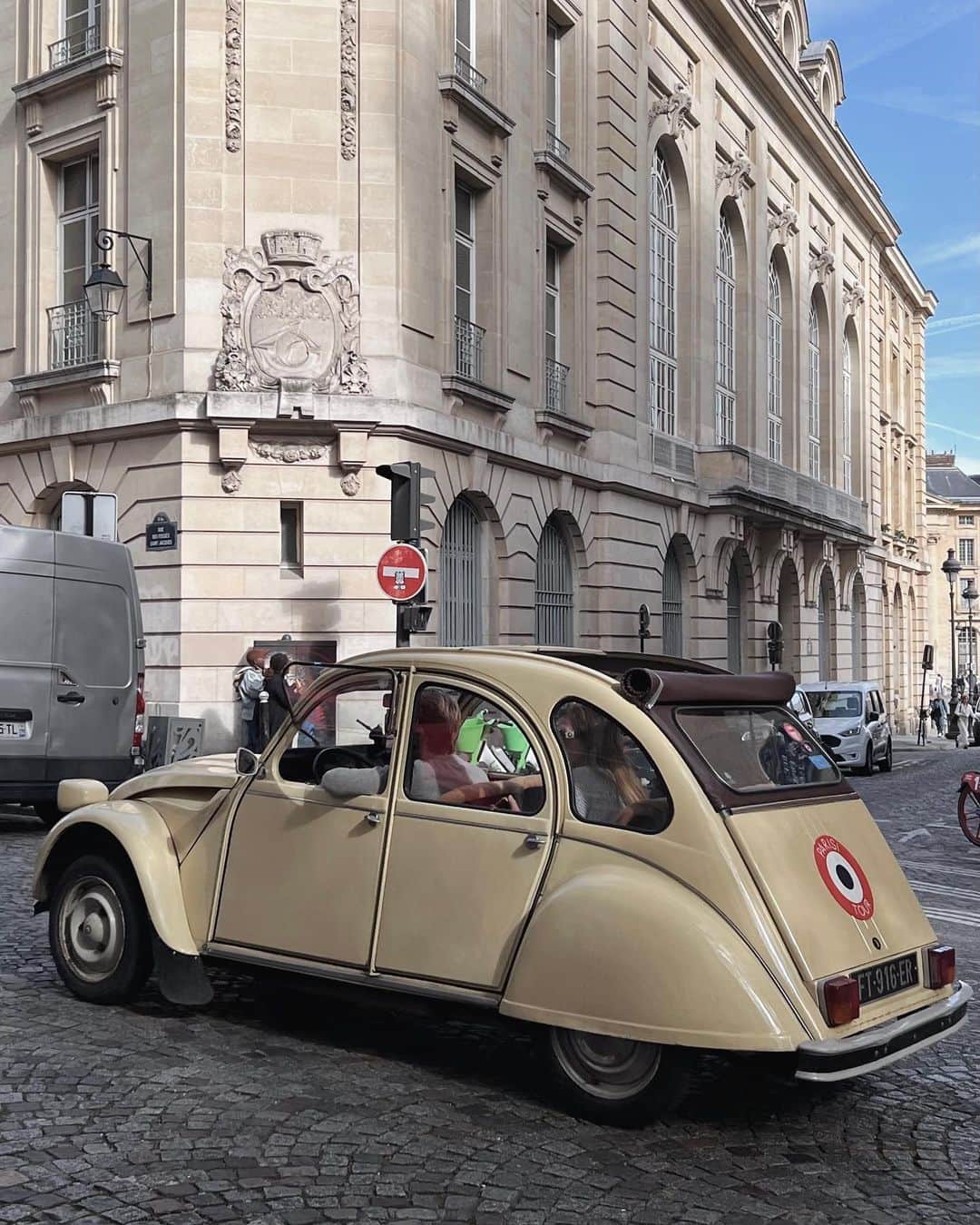 Julia Castroさんのインスタグラム写真 - (Julia CastroInstagram)「パリの街並み。 14時間先にこんな素敵な世界が広がっていたとは…❤️ . #paris #Montmartre #RuedelAbreuvoir #モンマルトル #アブルヴォワール通り  #パリ #フランス」10月1日 21時45分 - julia.c.0209